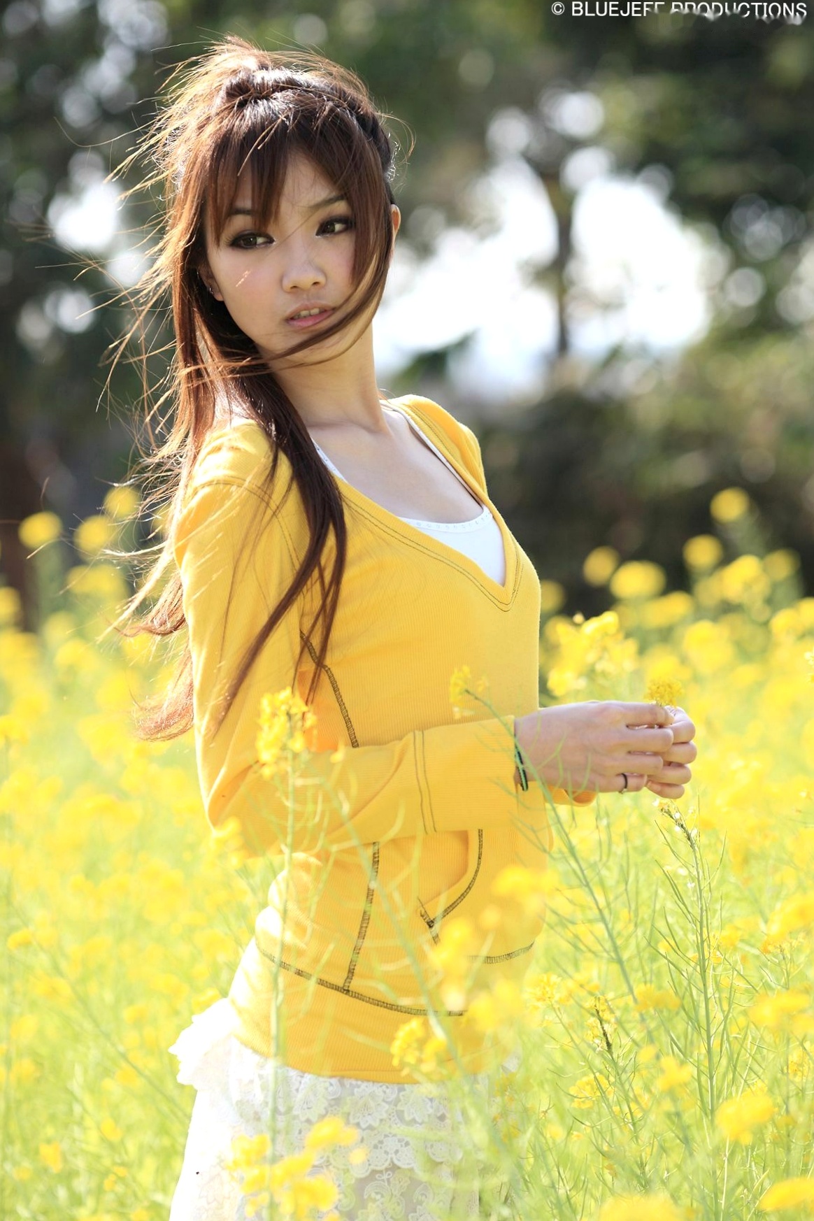 张凯洁/果子MM户外清新随拍:红砖墙花海中的甜美邻家女孩09年经典写真