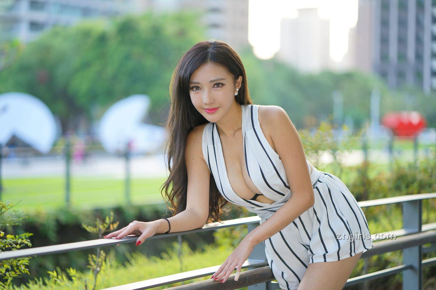 赵芸- 成熟女人写真之红色开胸背心