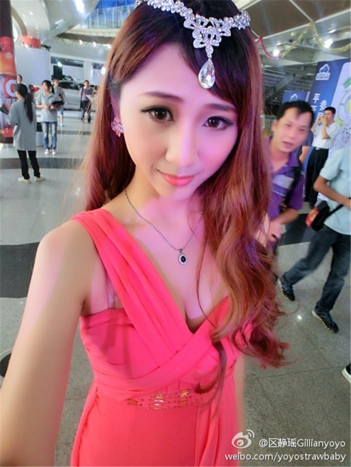 区静瑶 车展性感自拍图片