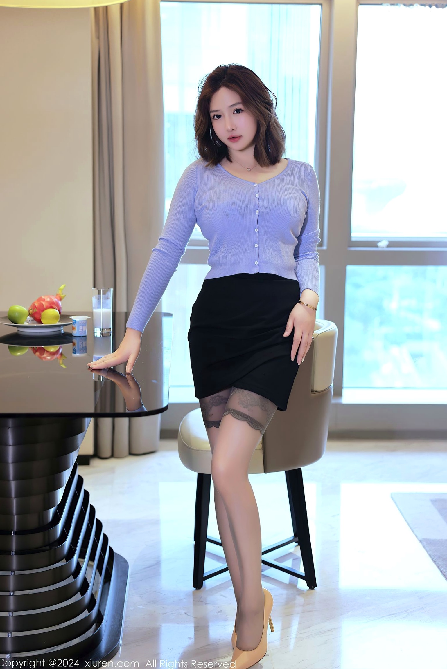 秀人网XiuRen 8527 养乐多DoDo OL职场风 浅紫开衫搭配黑短裙 灰色吊带丝袜 美腿诱惑 2024.05.13