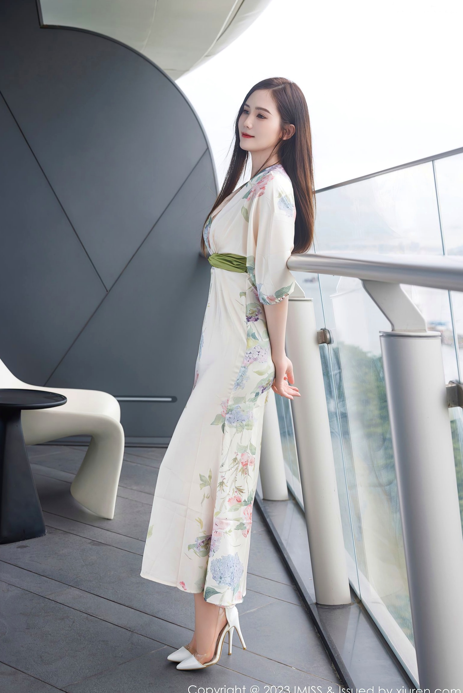 IMiss爱蜜社-745-SISY思-清新白色印花短裙私房照-气质女神性感诱惑丝袜大尺度套图-2023.08.28