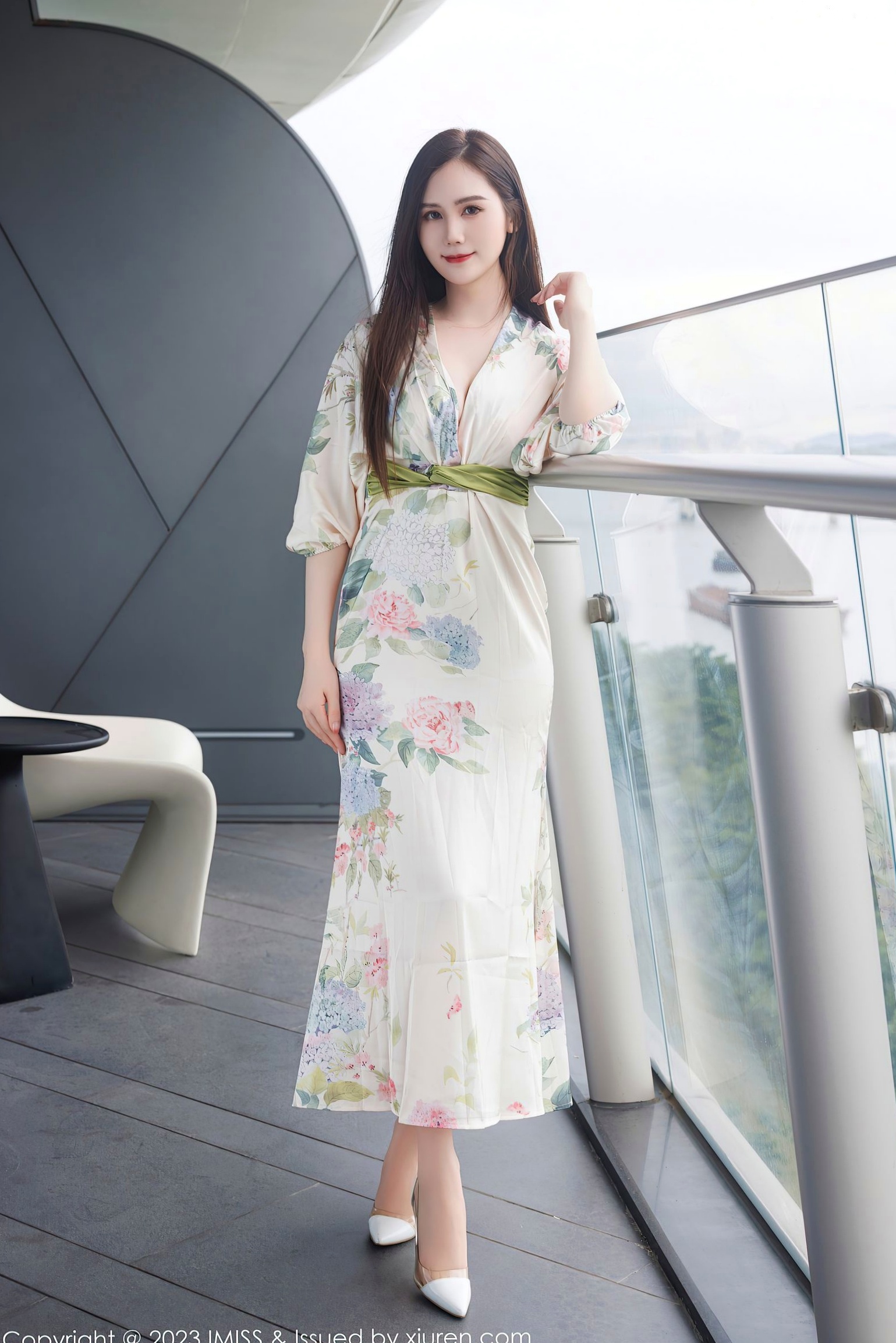 IMiss爱蜜社-745-SISY思-清新白色印花短裙私房照-气质女神性感诱惑丝袜大尺度套图-2023.08.28