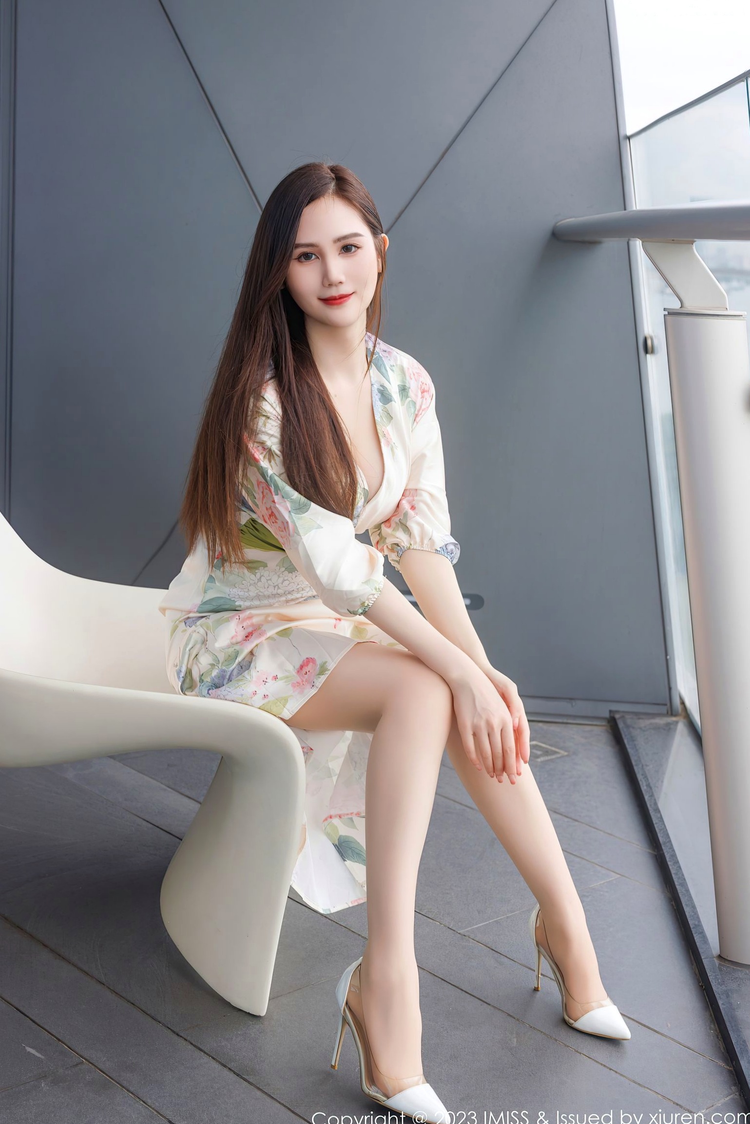 IMiss爱蜜社-745-SISY思-清新白色印花短裙私房照-气质女神性感诱惑丝袜大尺度套图-2023.08.28