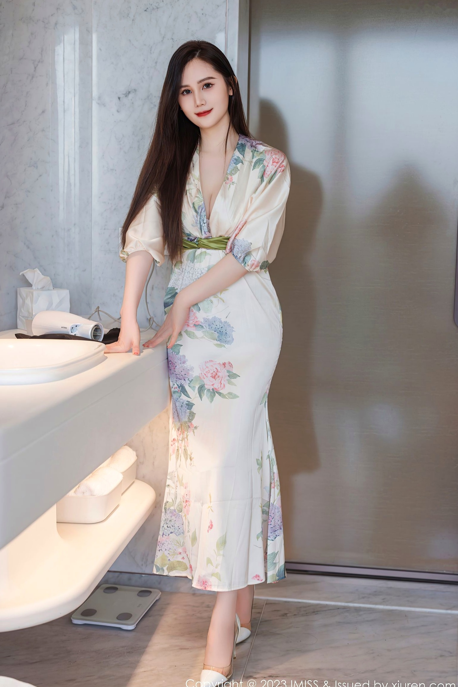 IMiss爱蜜社-745-SISY思-清新白色印花短裙私房照-气质女神性感诱惑丝袜大尺度套图-2023.08.28