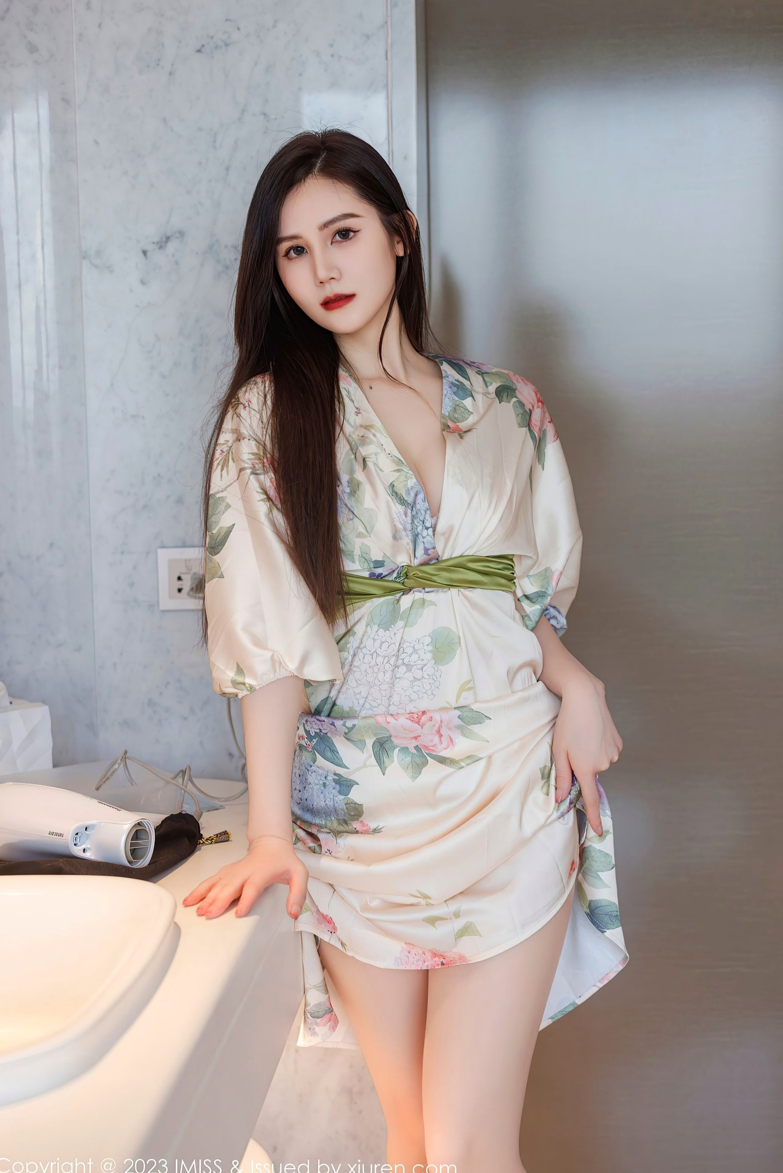 IMiss爱蜜社-745-SISY思-清新白色印花短裙私房照-气质女神性感诱惑丝袜大尺度套图-2023.08.28