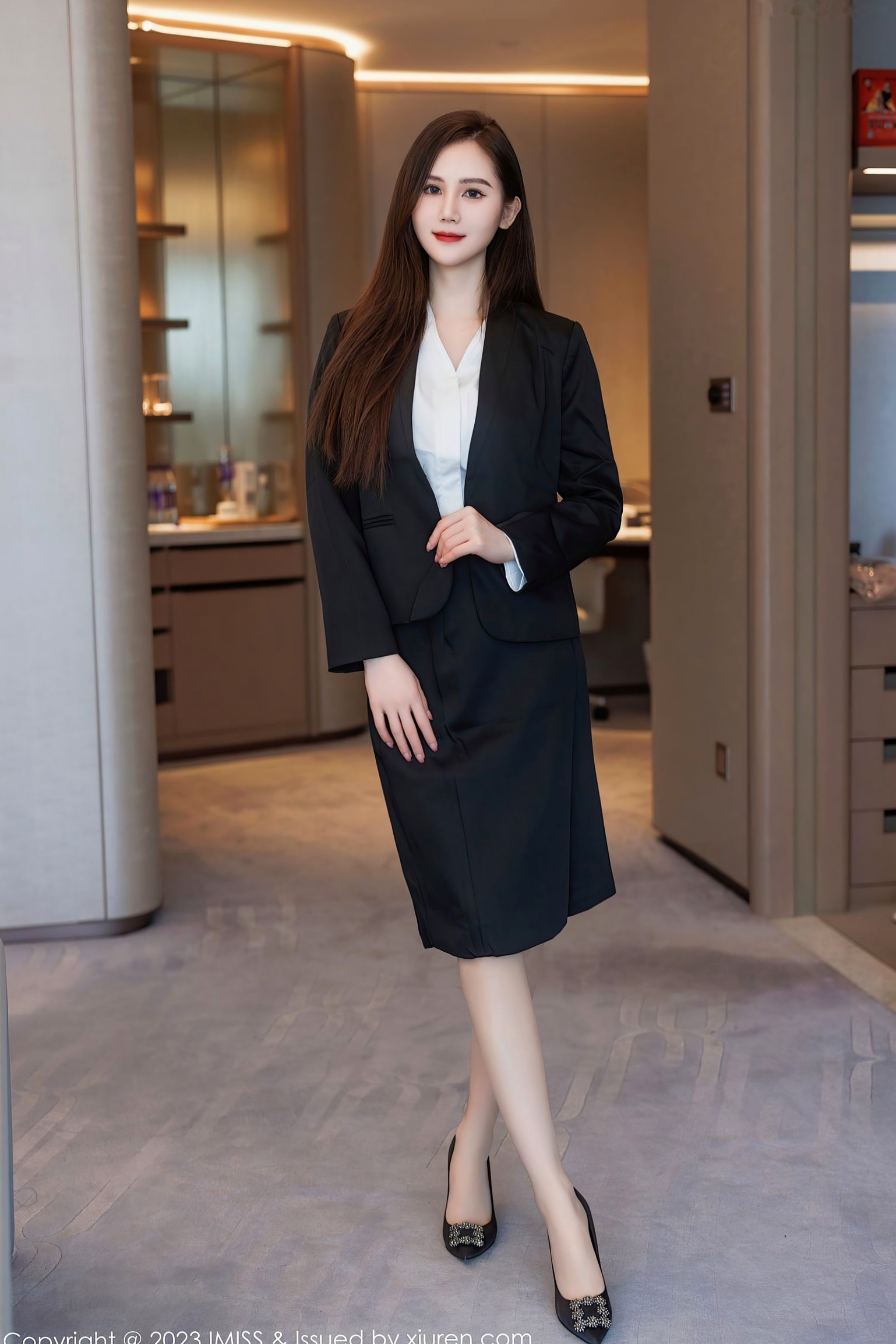 IMiss爱蜜社739期:SISY思,职场OL知性魅力与纯白内衣私房写真,演绎优雅制服诱惑
