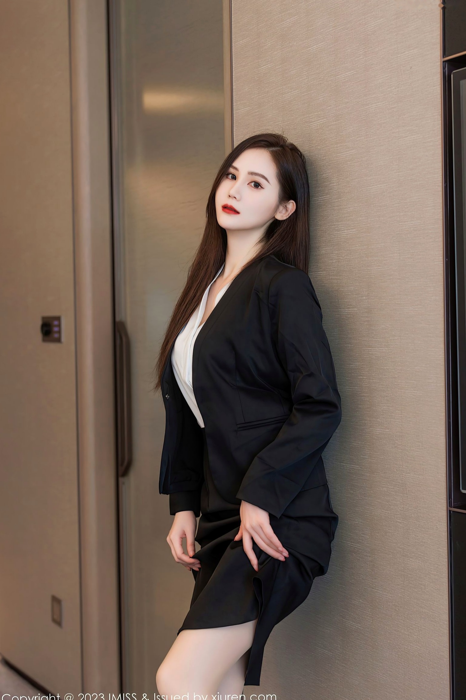 IMiss爱蜜社739期:SISY思,职场OL知性魅力与纯白内衣私房写真,演绎优雅制服诱惑