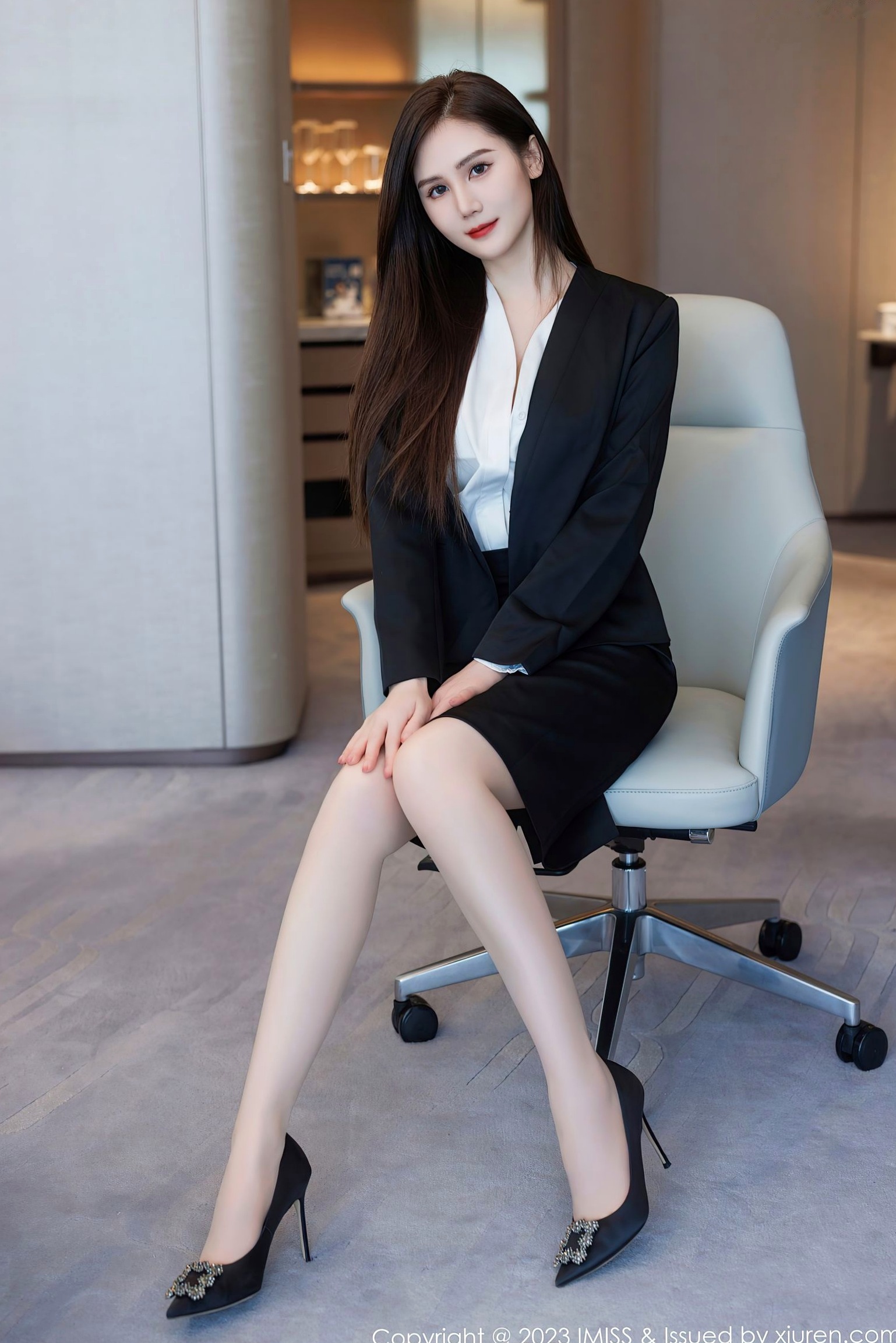 IMiss爱蜜社739期:SISY思,职场OL知性魅力与纯白内衣私房写真,演绎优雅制服诱惑