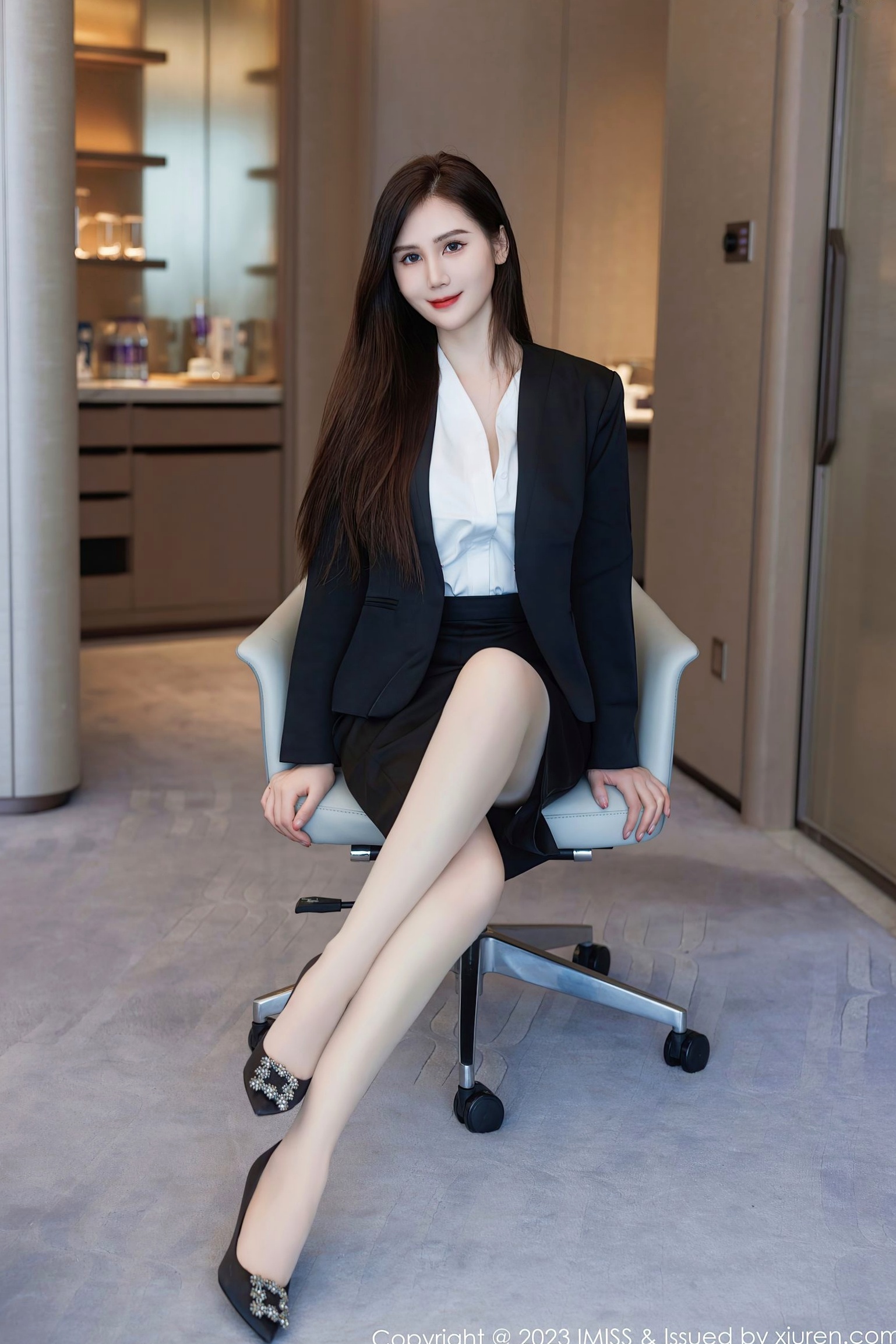 IMiss爱蜜社739期:SISY思,职场OL知性魅力与纯白内衣私房写真,演绎优雅制服诱惑