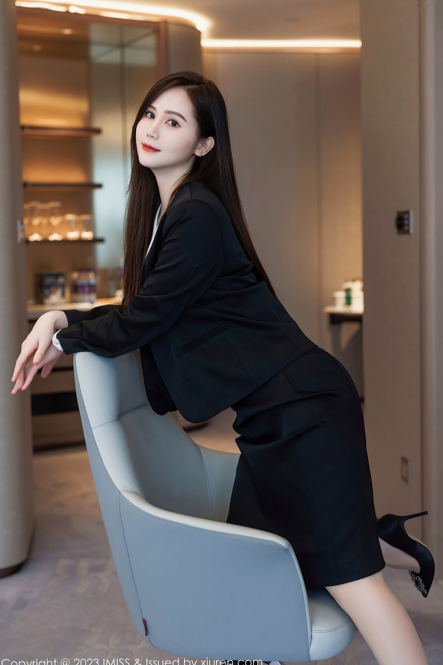 IMiss爱蜜社739期:SISY思,职场OL知性魅力与纯白内衣私房写真,演绎优雅制服诱惑