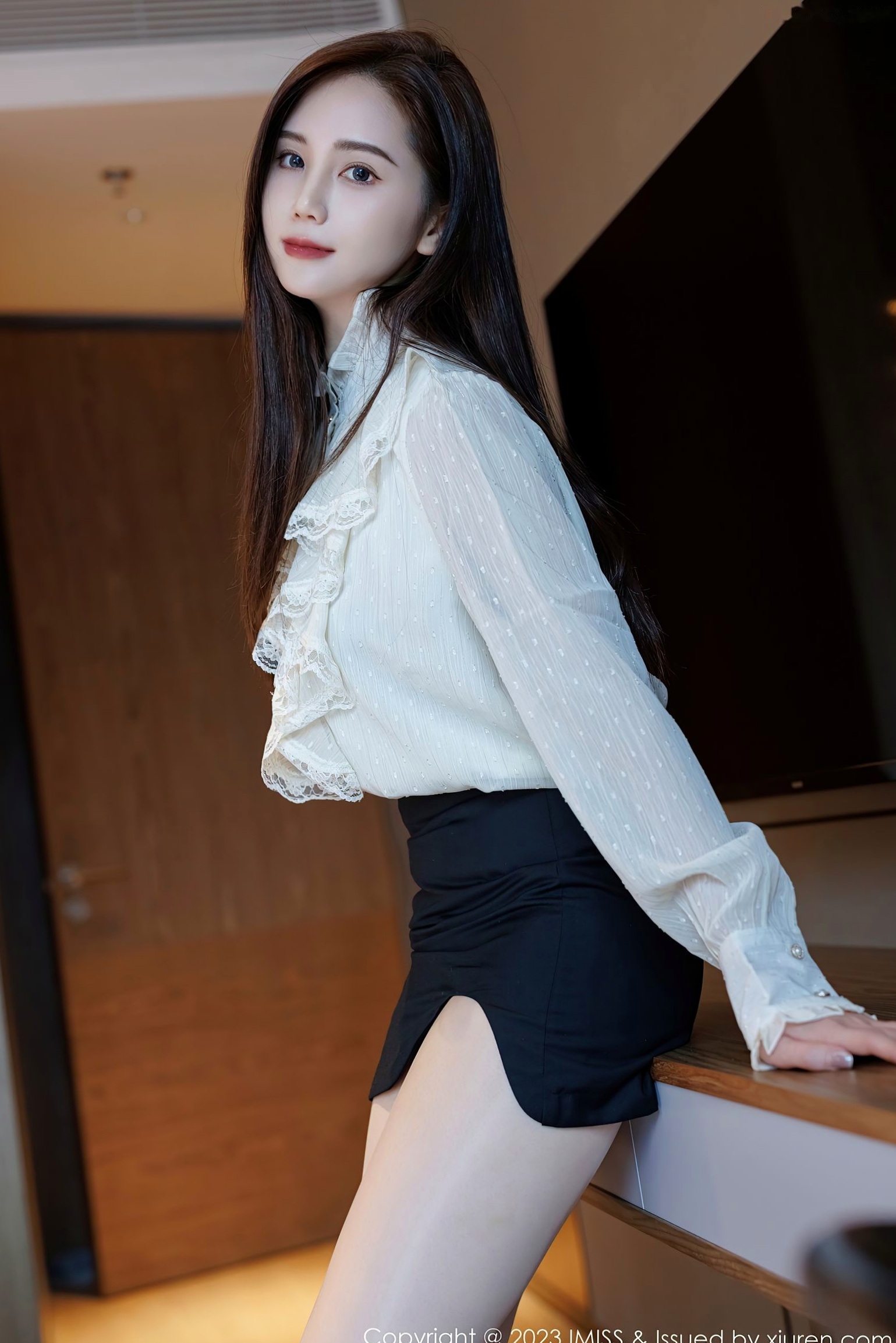 IMiss爱蜜社-722-Sisy思-白衬衫黑短裙与红色内衣私房照-性感诱惑美腿写真-2023.03.13