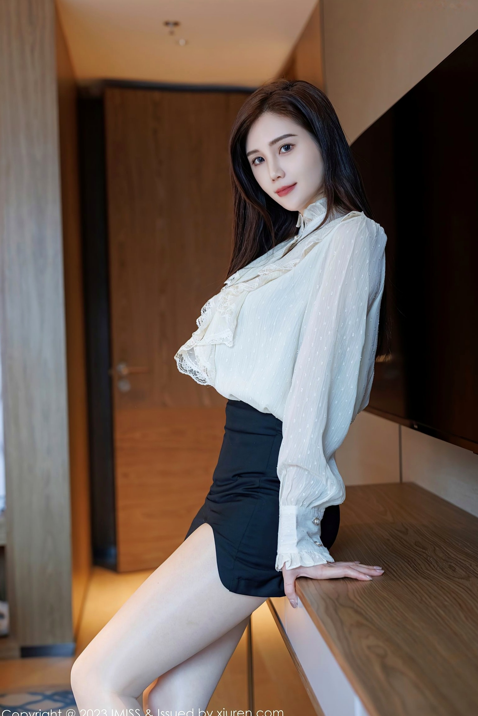 IMiss爱蜜社-722-Sisy思-白衬衫黑短裙与红色内衣私房照-性感诱惑美腿写真-2023.03.13