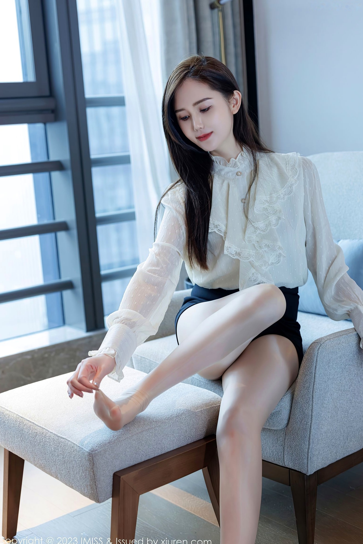 IMiss爱蜜社-722-Sisy思-白衬衫黑短裙与红色内衣私房照-性感诱惑美腿写真-2023.03.13
