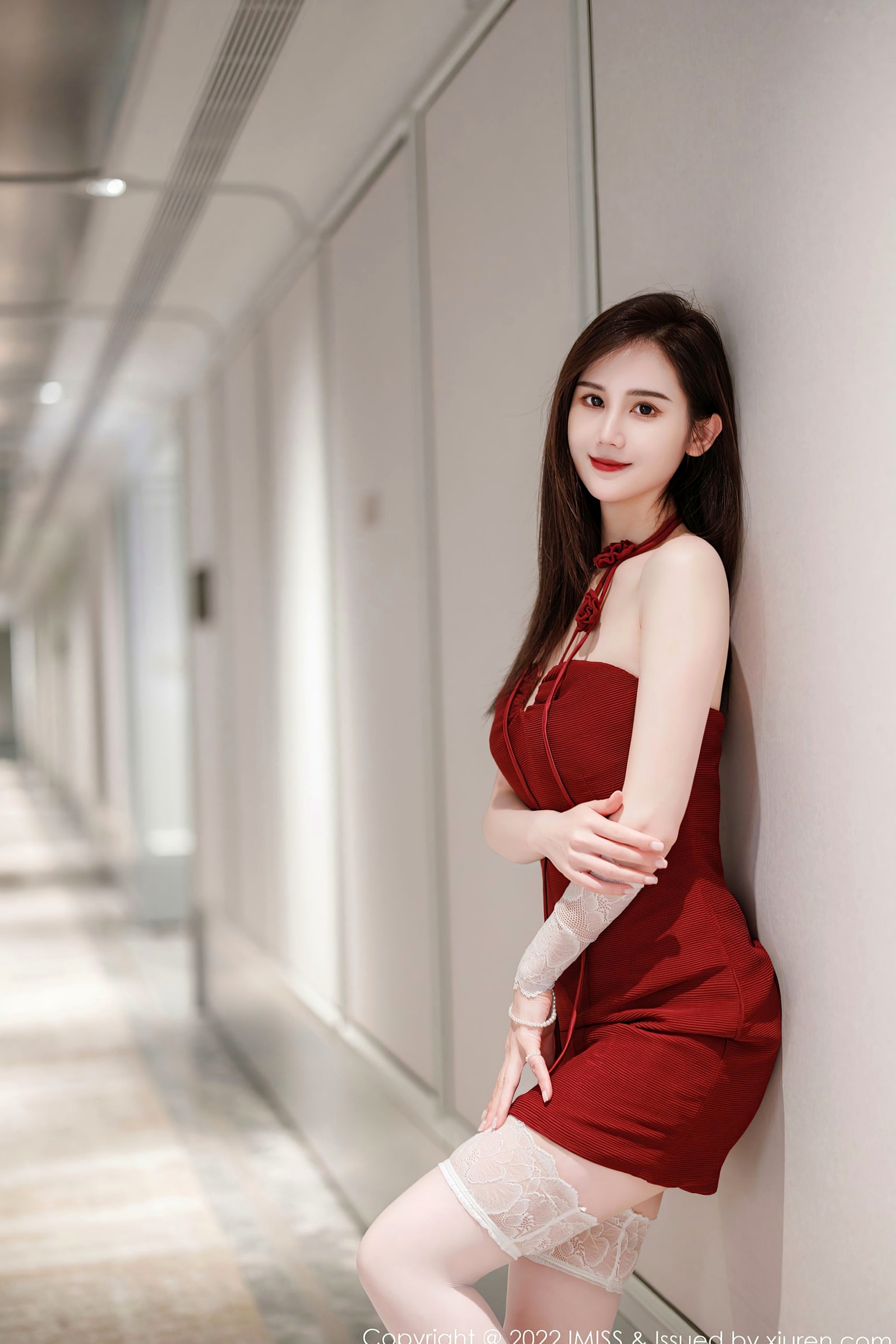 IMiss爱蜜社 Sisy思:性感红色露肩连衣短裙,白色蕾丝透视美腿私房写真,冷艳气质女神极致诱惑随拍