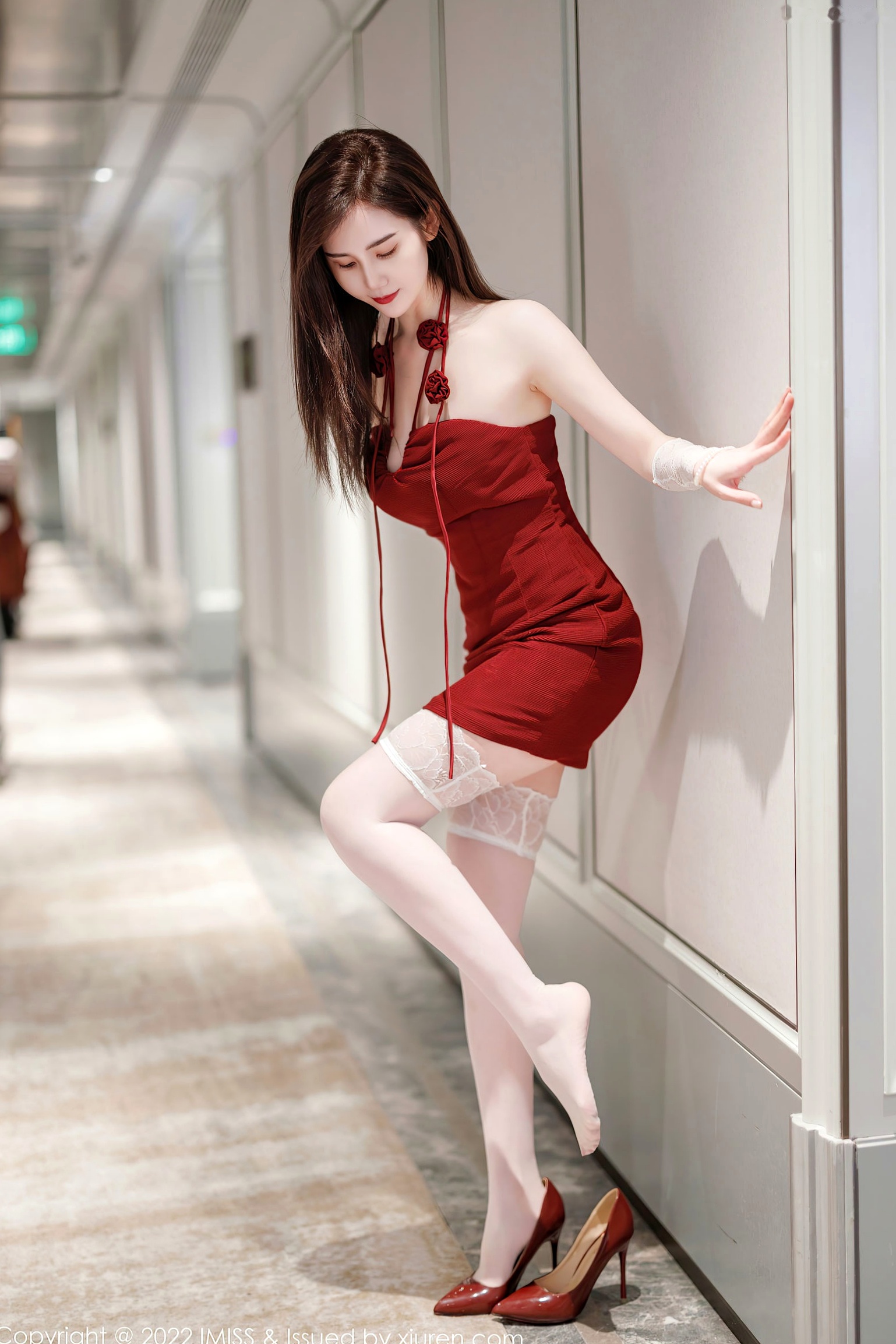 IMiss爱蜜社 Sisy思:性感红色露肩连衣短裙,白色蕾丝透视美腿私房写真,冷艳气质女神极致诱惑随拍