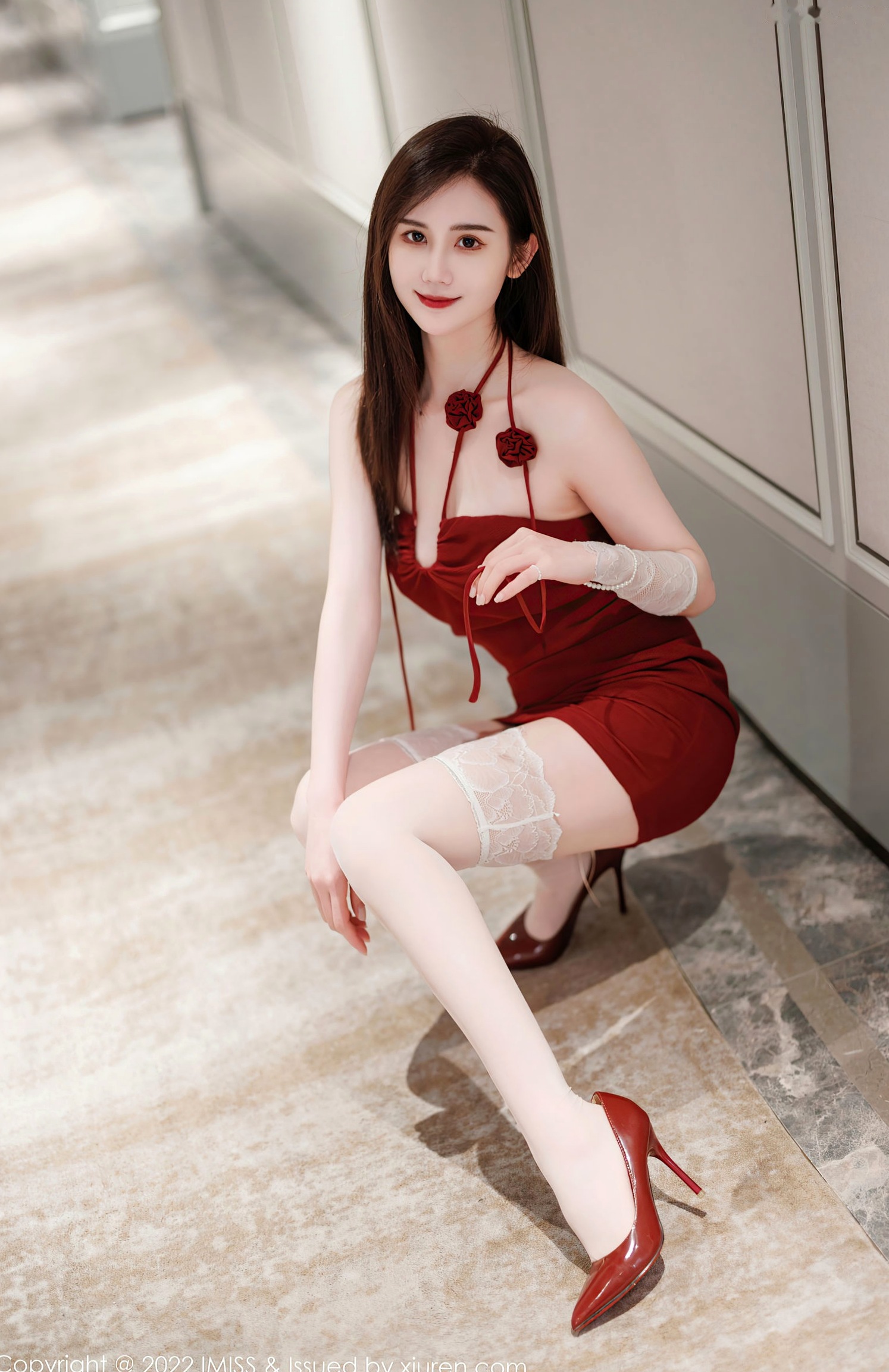 IMiss爱蜜社 Sisy思:性感红色露肩连衣短裙,白色蕾丝透视美腿私房写真,冷艳气质女神极致诱惑随拍