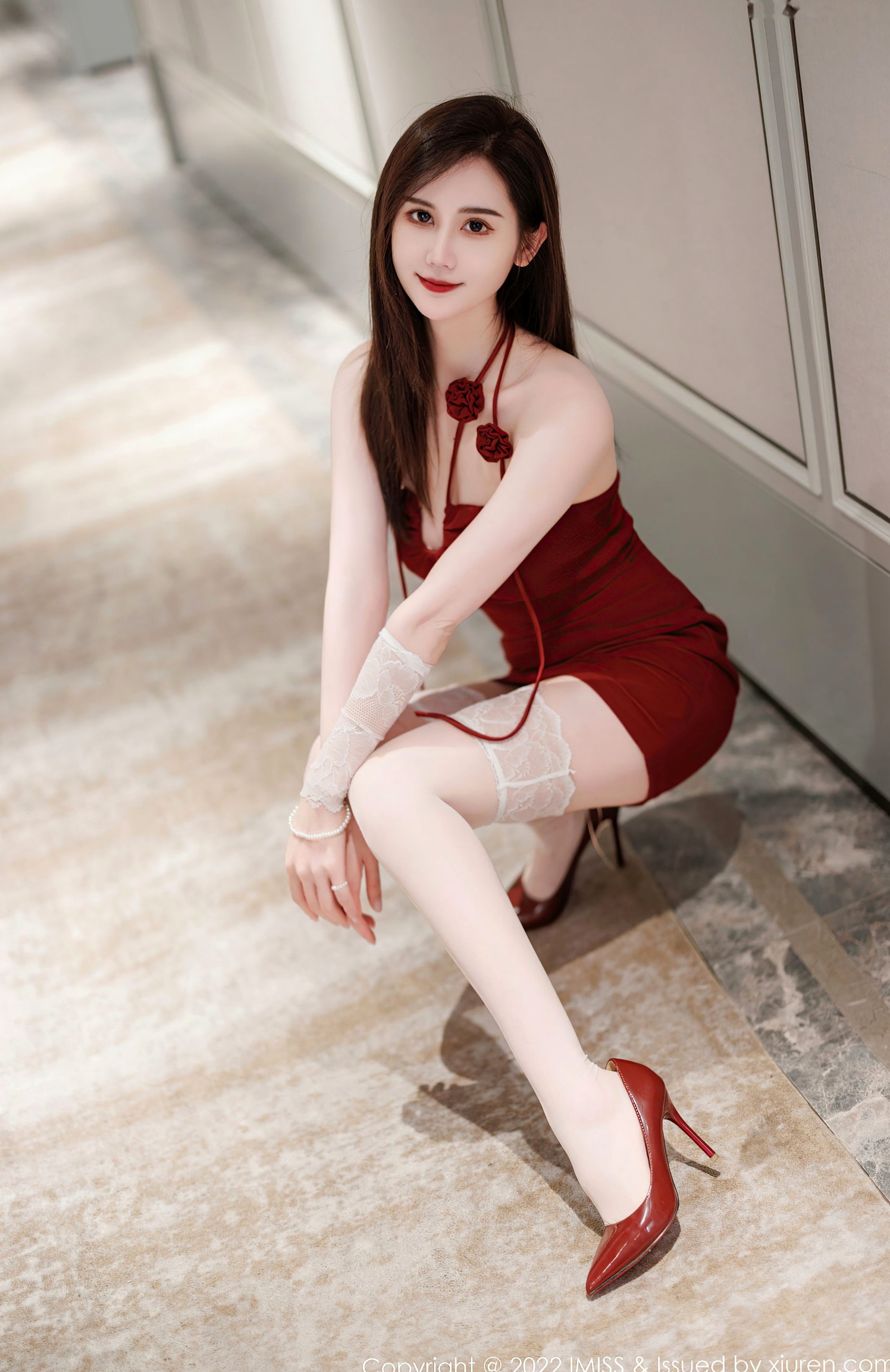 IMiss爱蜜社 Sisy思:性感红色露肩连衣短裙,白色蕾丝透视美腿私房写真,冷艳气质女神极致诱惑随拍