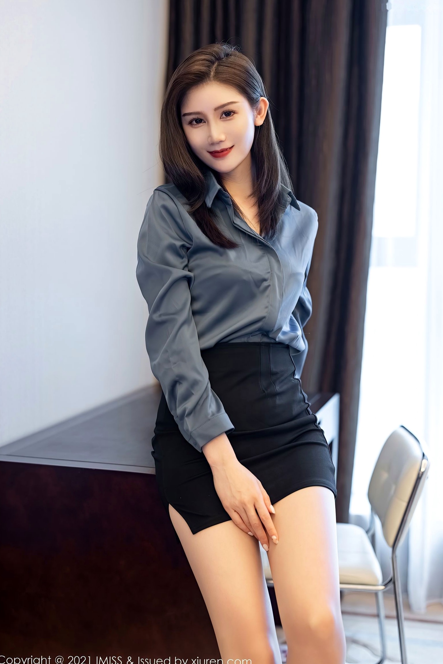 IMiss爱蜜社-577-Sisy思:都市OL职业装系,灰衬衫黑短裙尽显职场魅力,知性与性感的极致诱惑,绝美私房写真