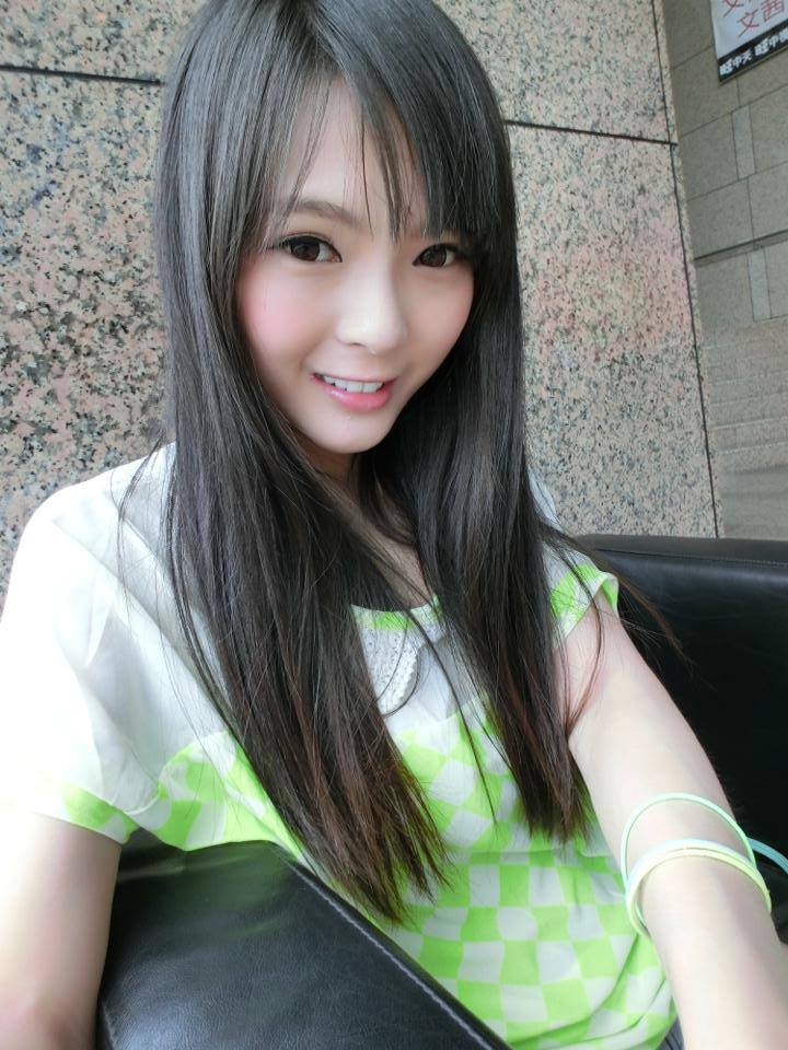 黄沐妍(小猪) 比基尼大秀养眼美胸超抢镜!
