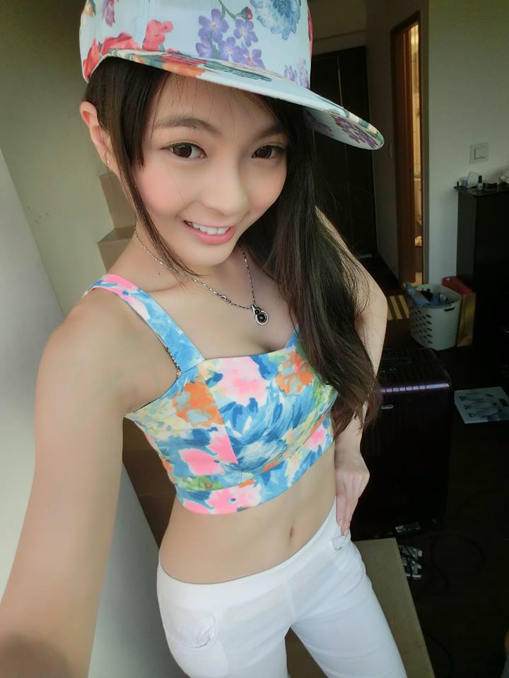 黄沐妍(小猪) 比基尼大秀养眼美胸超抢镜!