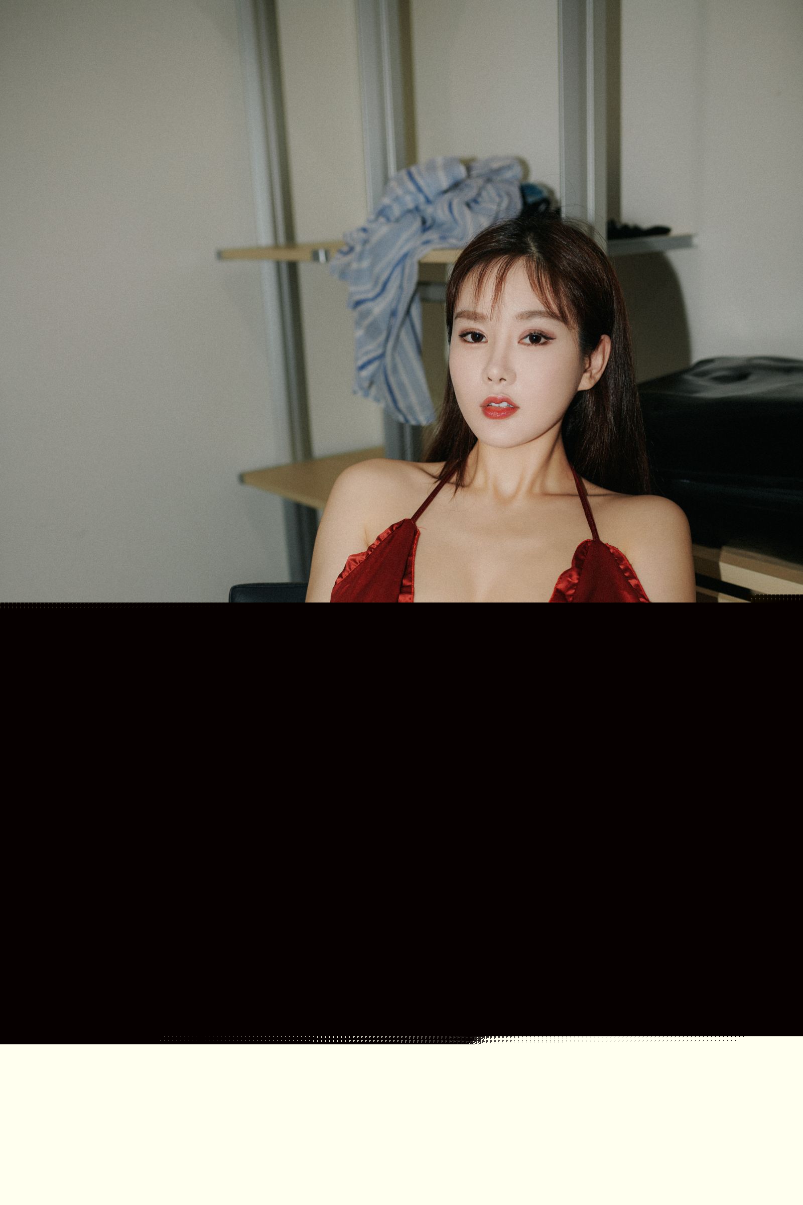 欧派女神易阳Silvia 红色吊带湛蓝比基尼