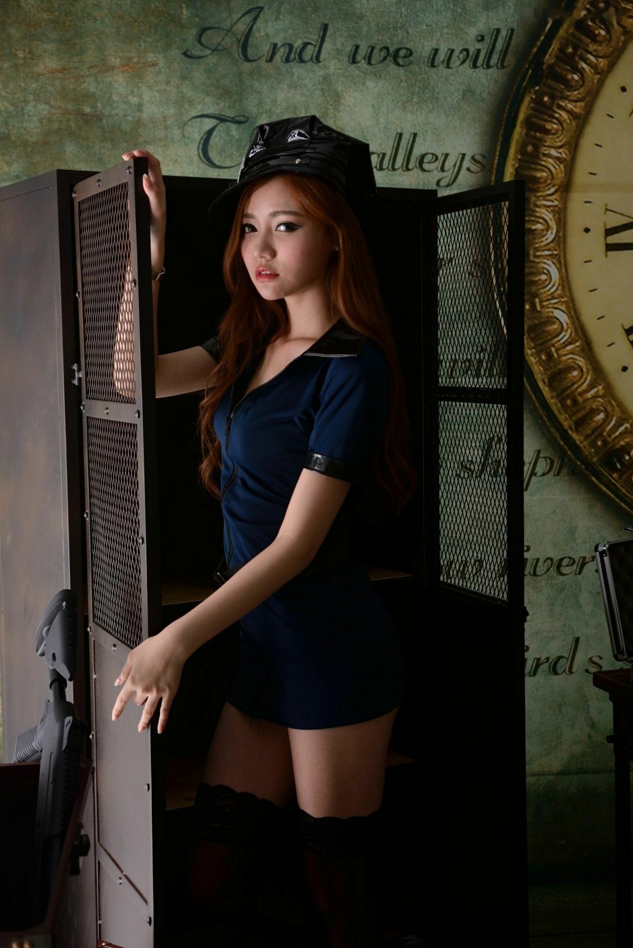 台湾正妹_苏小立 - 女警制服诱惑棚拍写真:冷艳女神性感丝袜美腿大尺度私房照