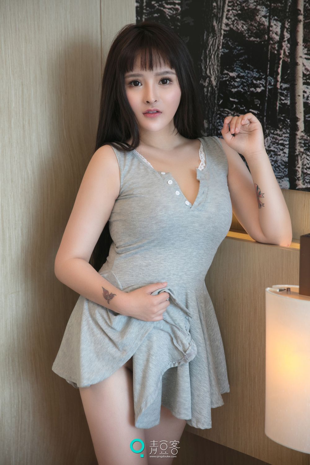 杨漫妮再临青豆客 粗布衣难掩惹火身材