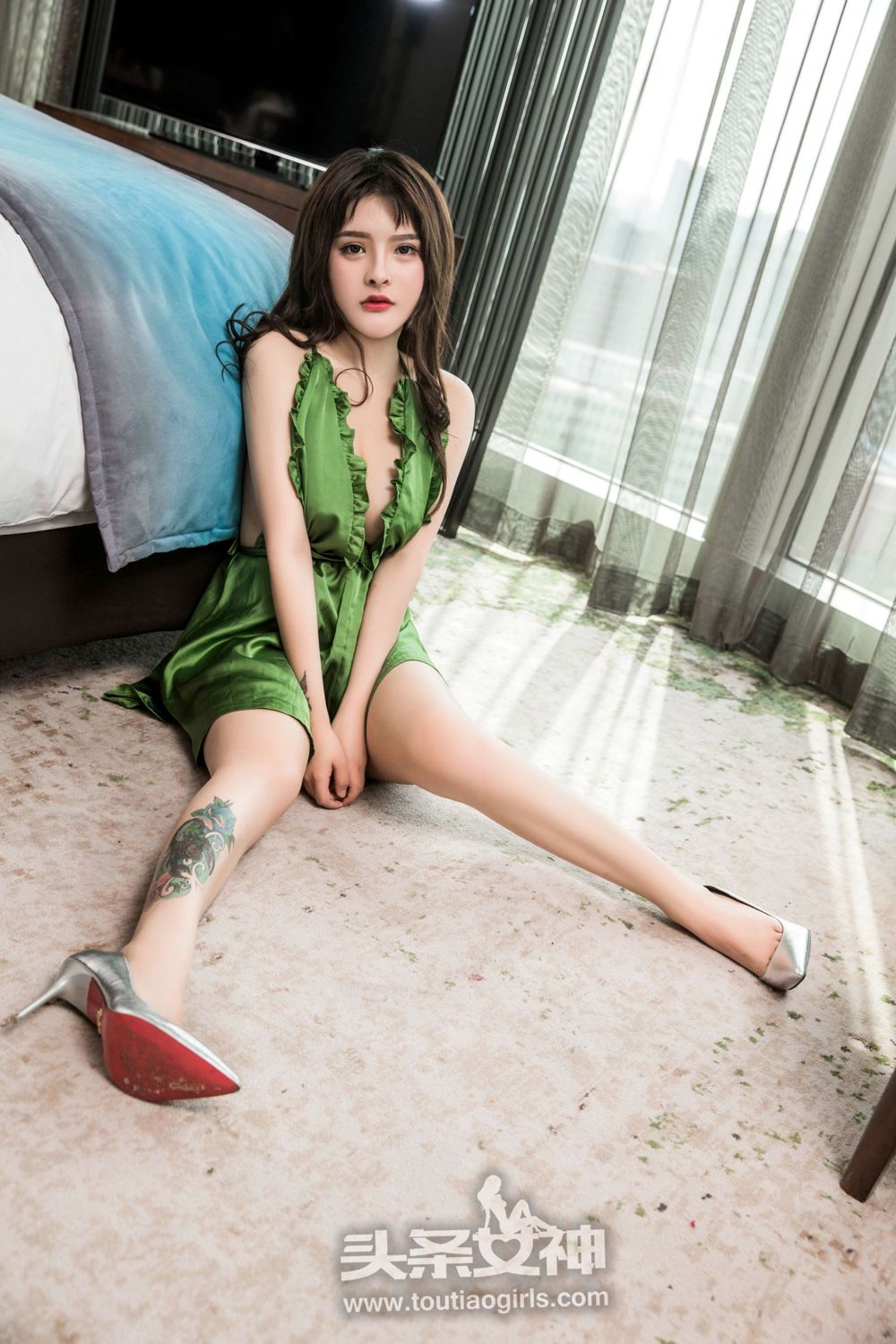 绿色小妖杨漫妮 雪肤玉肌开胸长裙