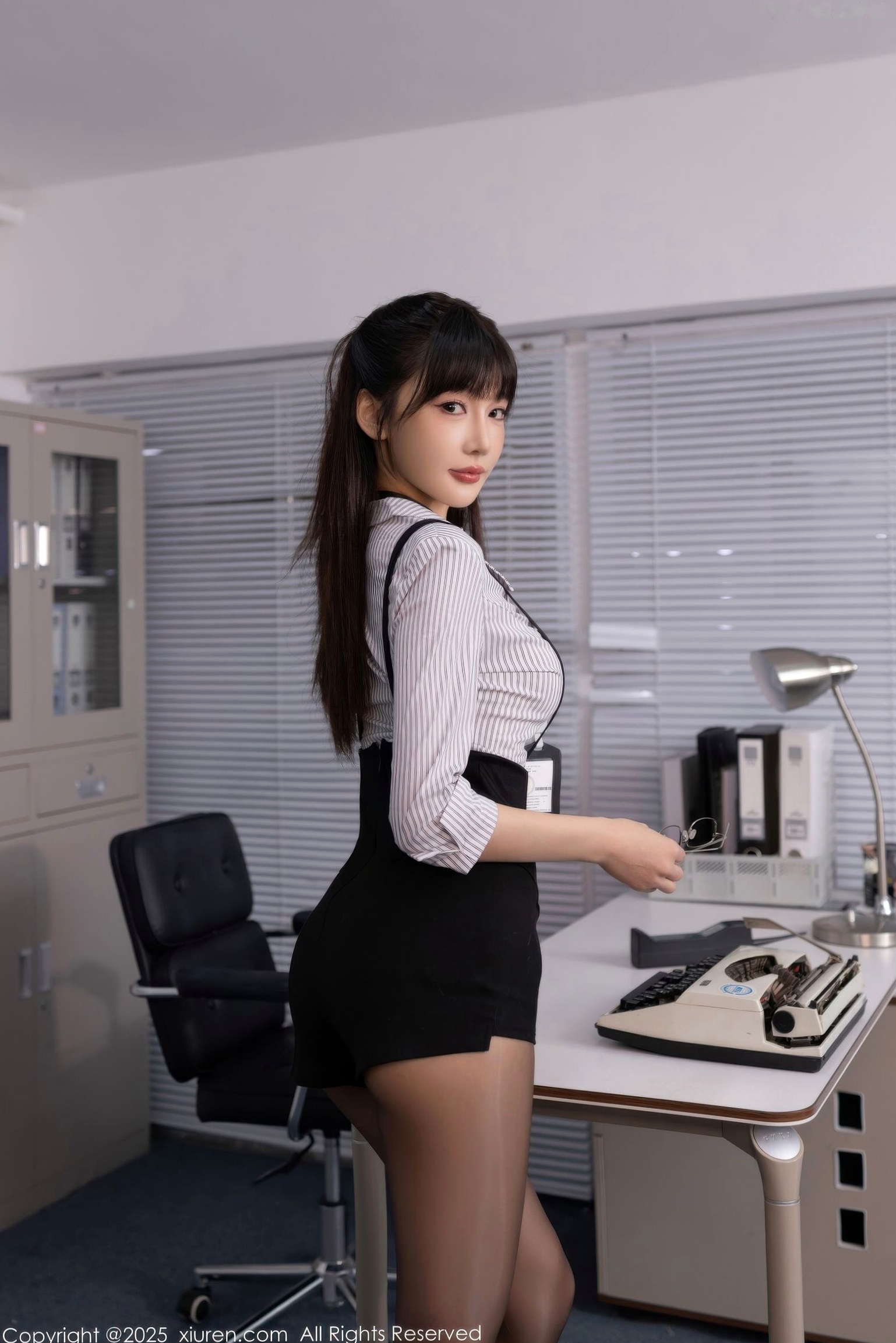 《XiuRen秀人网-11070-陆萱萱-办公室内OL短裙黑丝-2025.12.04》性感制服内衣魅惑美腿写真