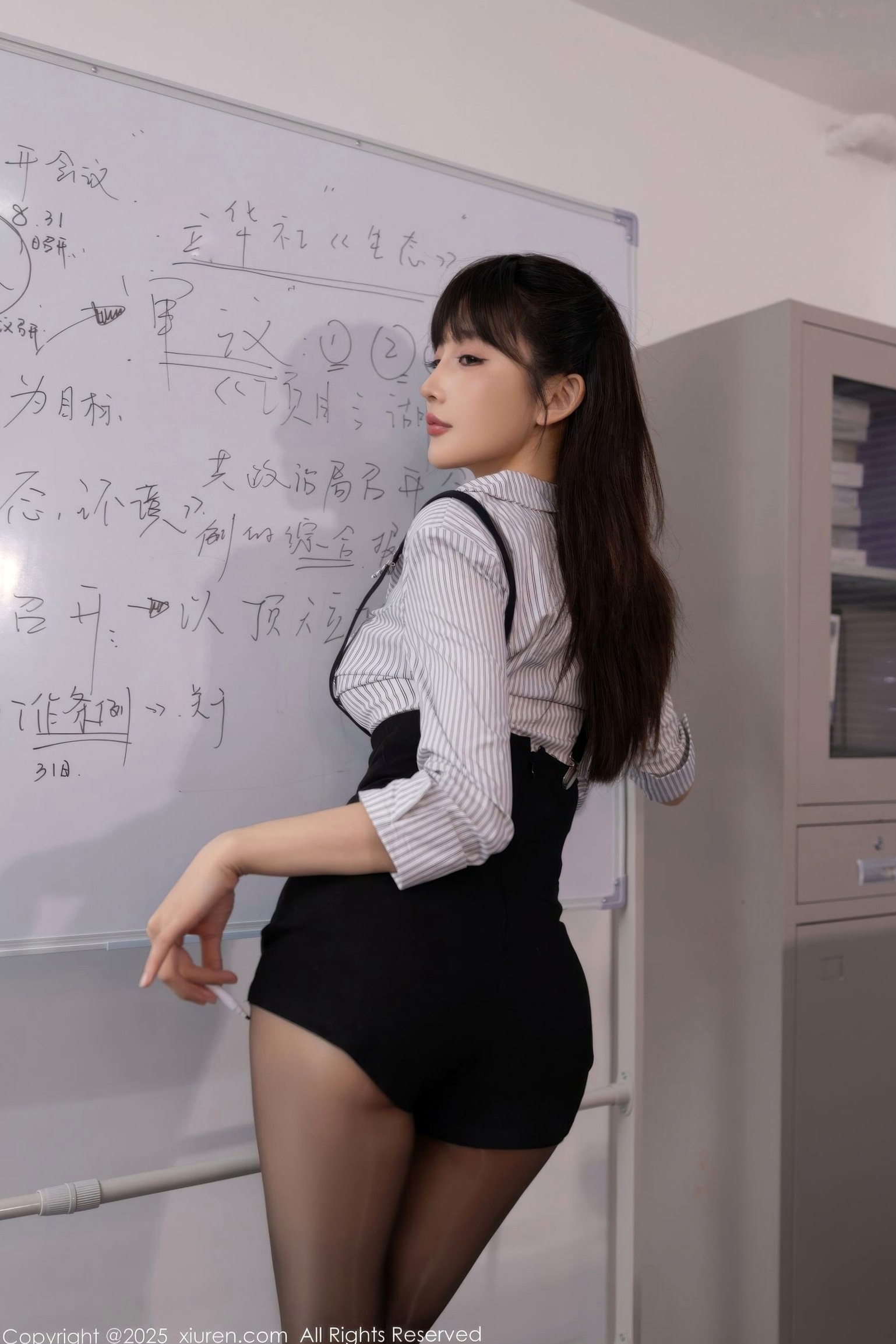 《XiuRen秀人网-11070-陆萱萱-办公室内OL短裙黑丝-2025.12.04》性感制服内衣魅惑美腿写真
