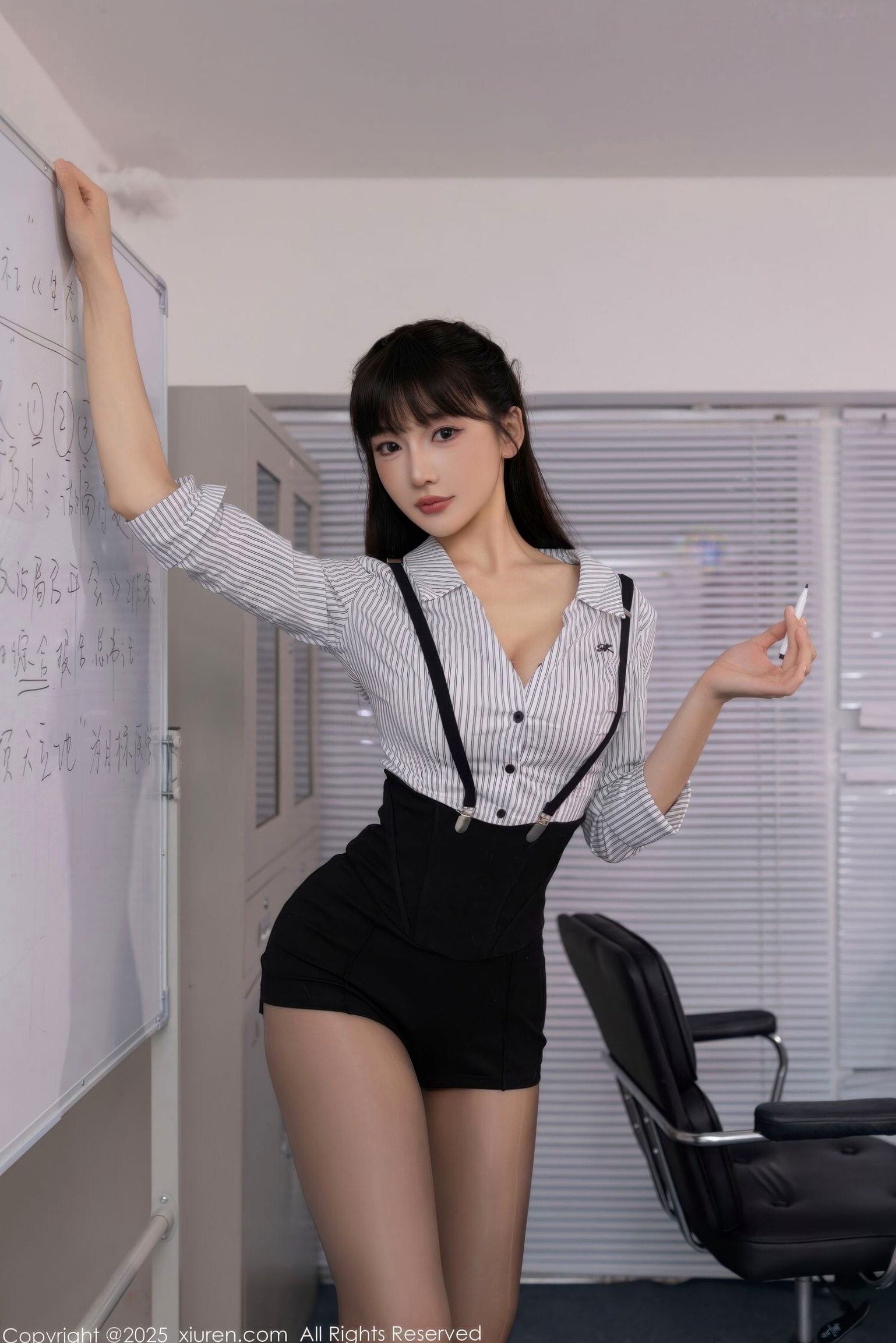 《XiuRen秀人网-11070-陆萱萱-办公室内OL短裙黑丝-2025.12.04》性感制服内衣魅惑美腿写真