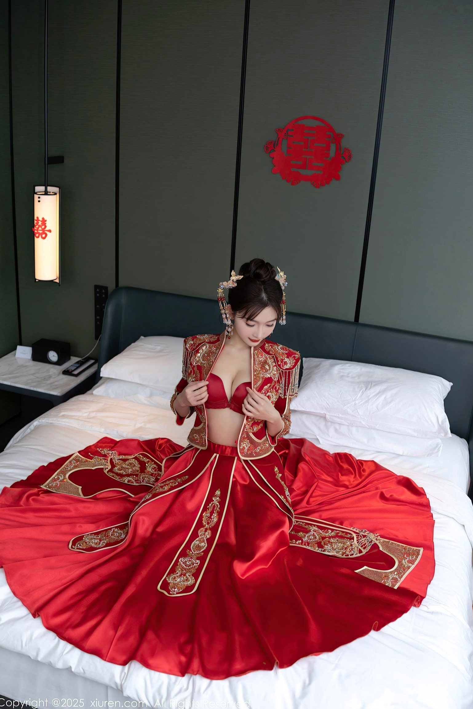 XiuRen秀人网9770陆萱萱:中式复古红嫁衣新娘装,温婉气质与私房性感诱惑,绝美大尺度写真,2025.01.16