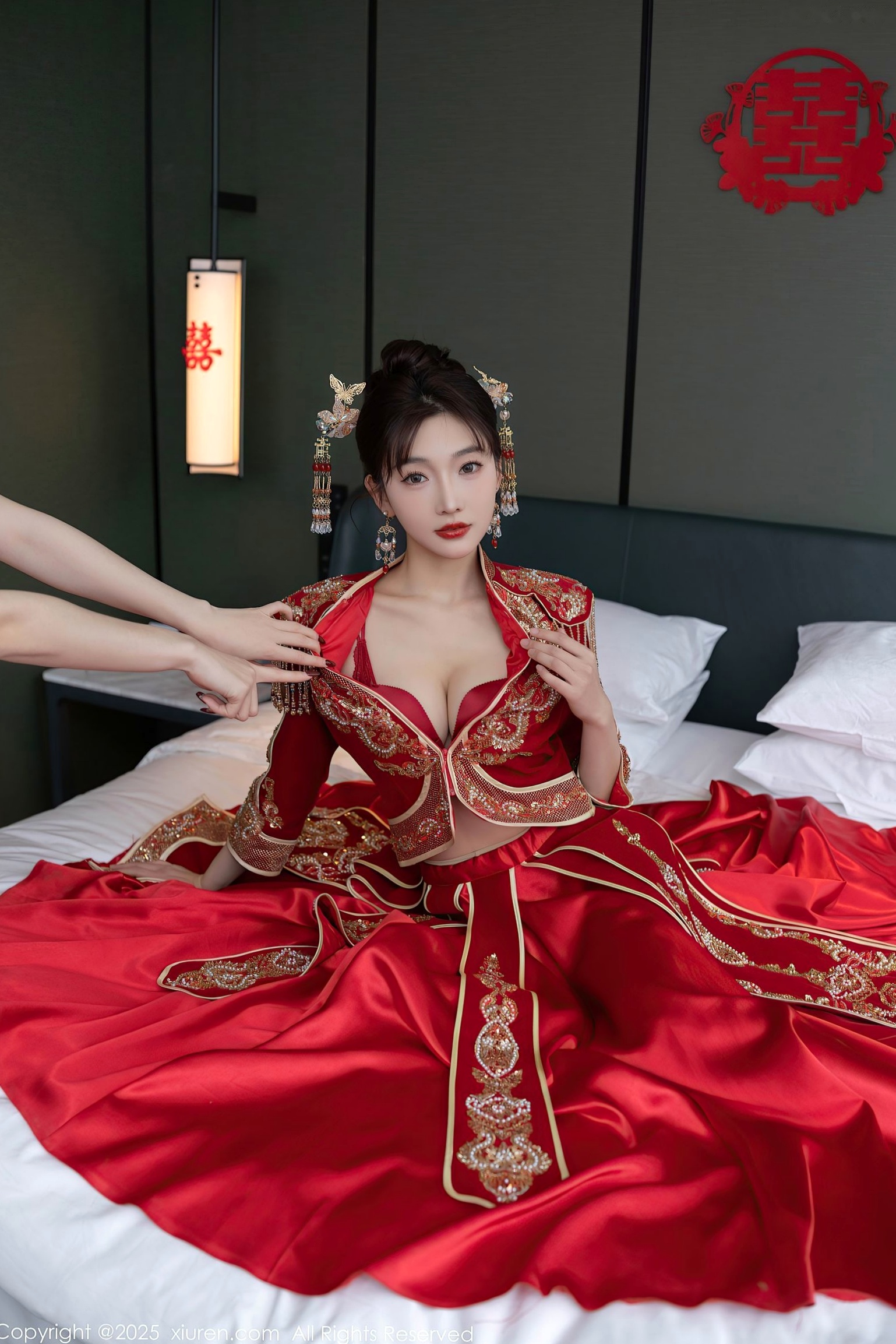 XiuRen秀人网9770陆萱萱:中式复古红嫁衣新娘装,温婉气质与私房性感诱惑,绝美大尺度写真,2025.01.16