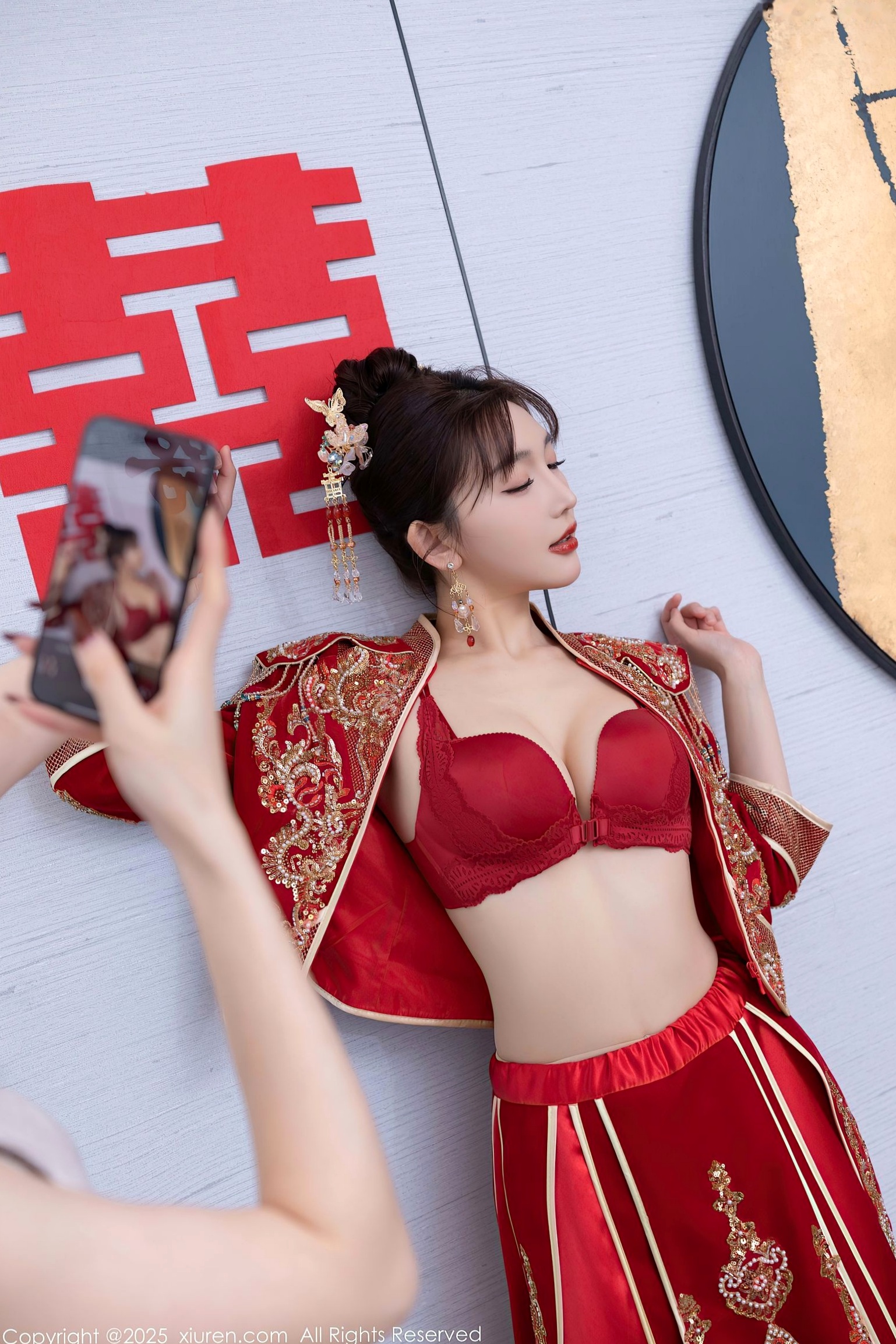 XiuRen秀人网9770陆萱萱:中式复古红嫁衣新娘装,温婉气质与私房性感诱惑,绝美大尺度写真,2025.01.16