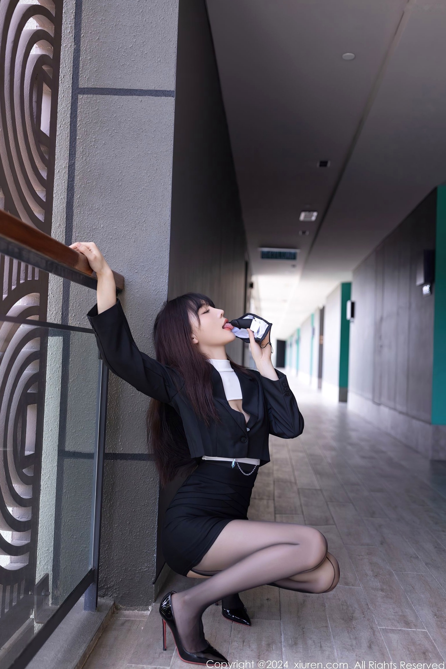 XiuRen秀人网-8627-陆萱萱-极致性感私房大片,绝美身材驾驭吊带黑丝与白T,展现撩人风情-2024.05.30