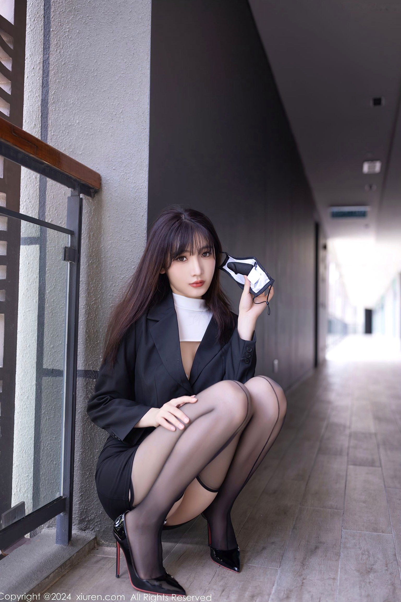 XiuRen秀人网-8627-陆萱萱-极致性感私房大片,绝美身材驾驭吊带黑丝与白T,展现撩人风情-2024.05.30