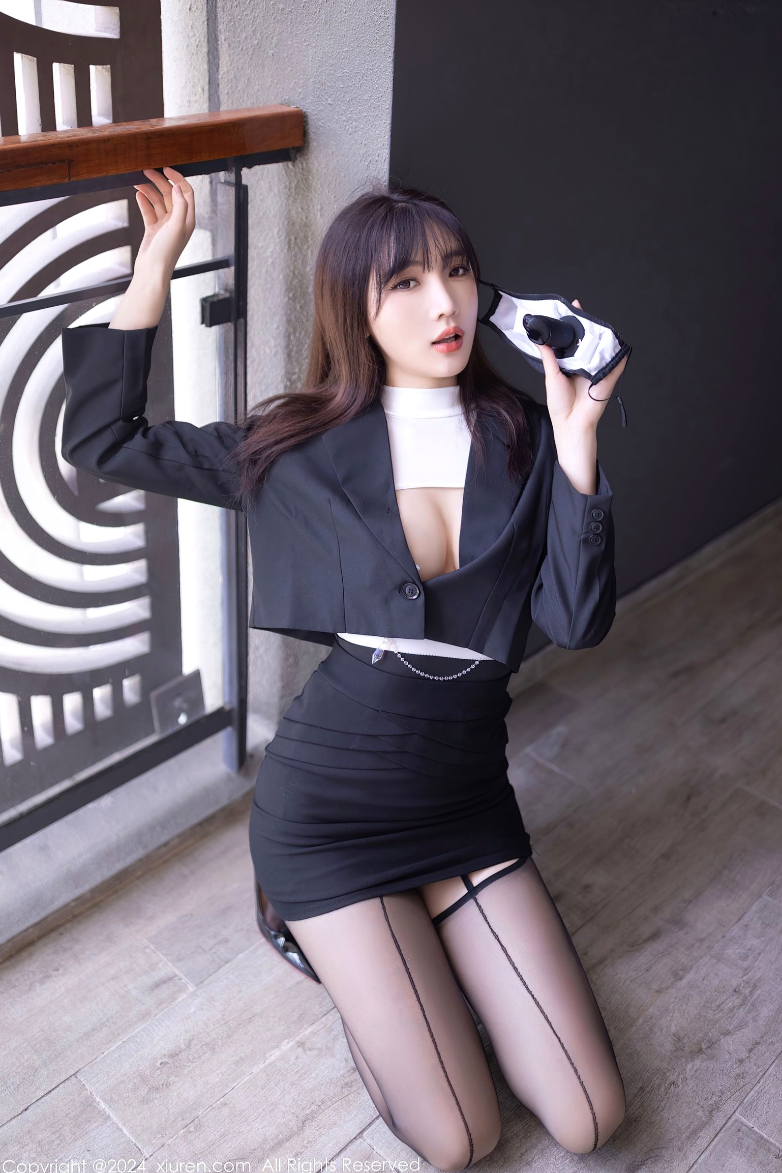 XiuRen秀人网-8627-陆萱萱-极致性感私房大片,绝美身材驾驭吊带黑丝与白T,展现撩人风情-2024.05.30