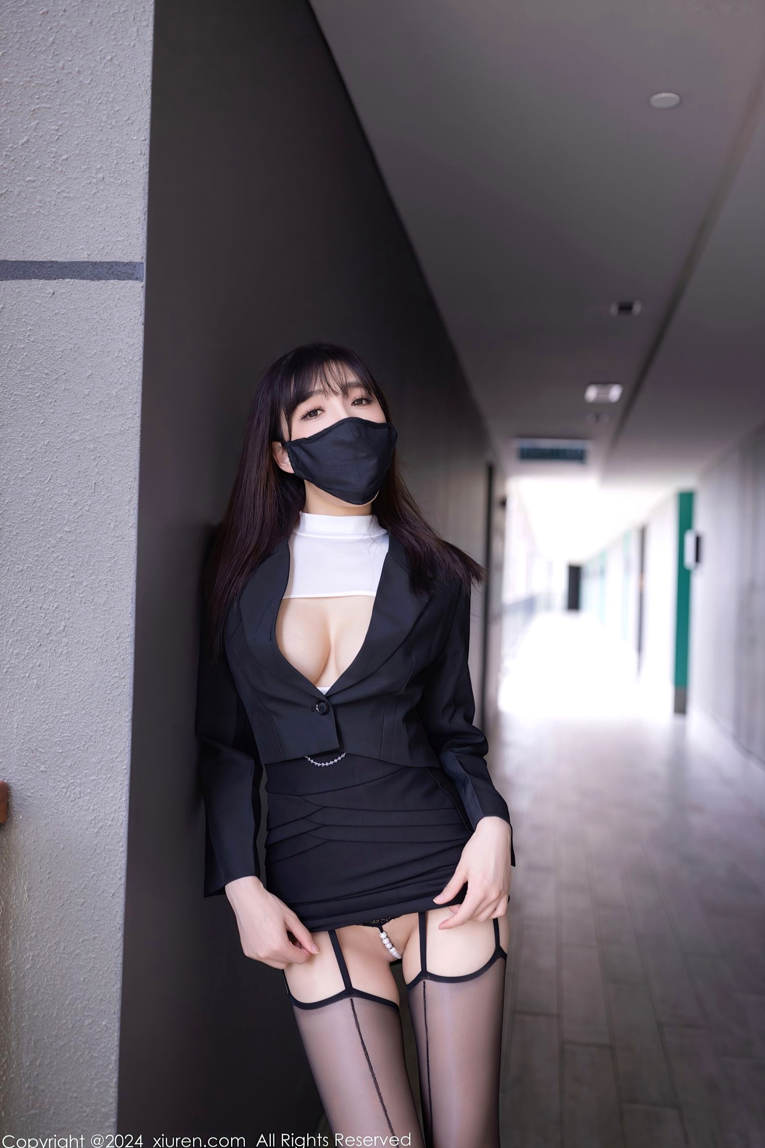 XiuRen秀人网-8627-陆萱萱-极致性感私房大片,绝美身材驾驭吊带黑丝与白T,展现撩人风情-2024.05.30