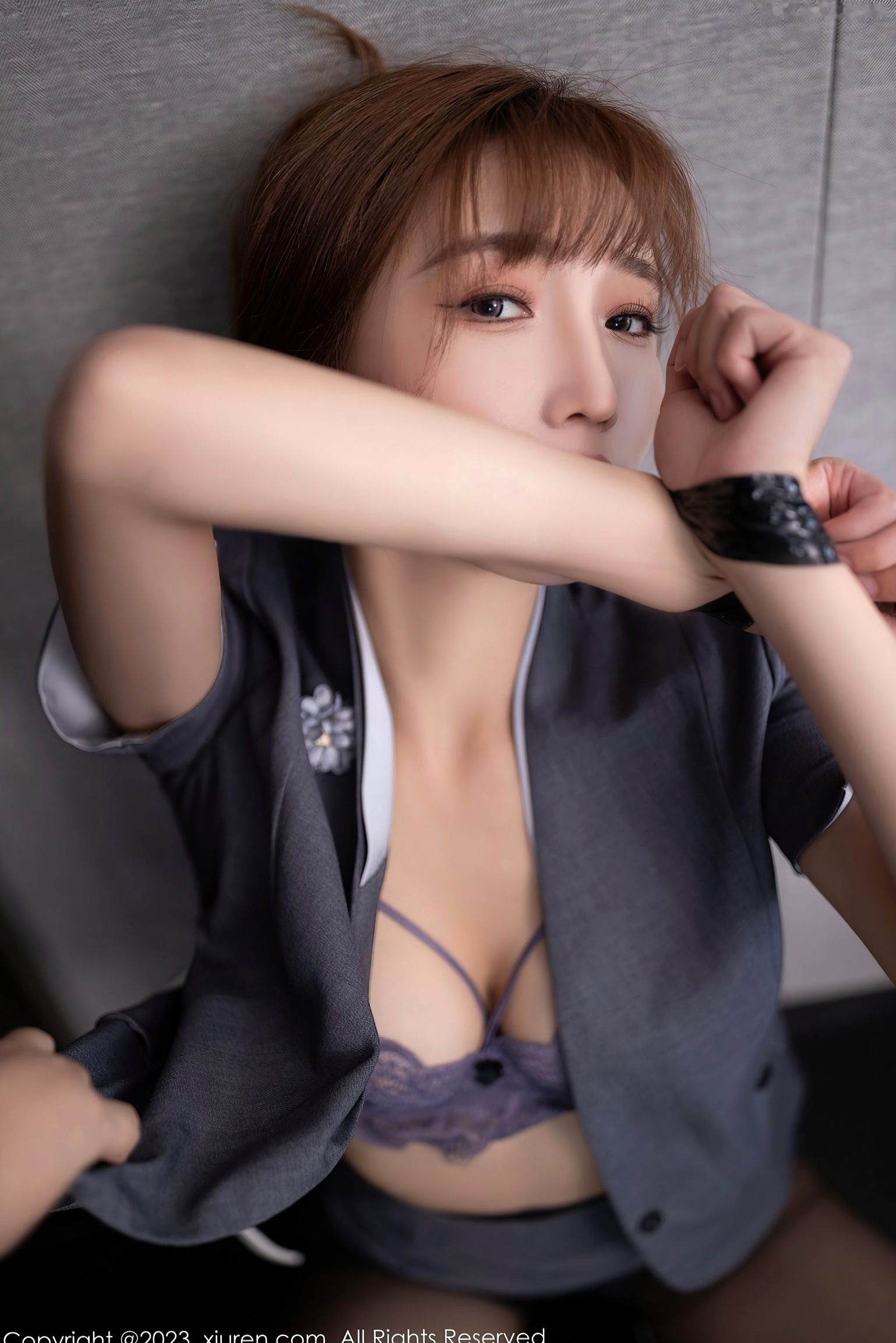 秀人网女神陆萱萱:灰色职业装与灰紫色蕾丝内衣诱惑,演绎冷艳职场轻熟风,释放极致迷人气息