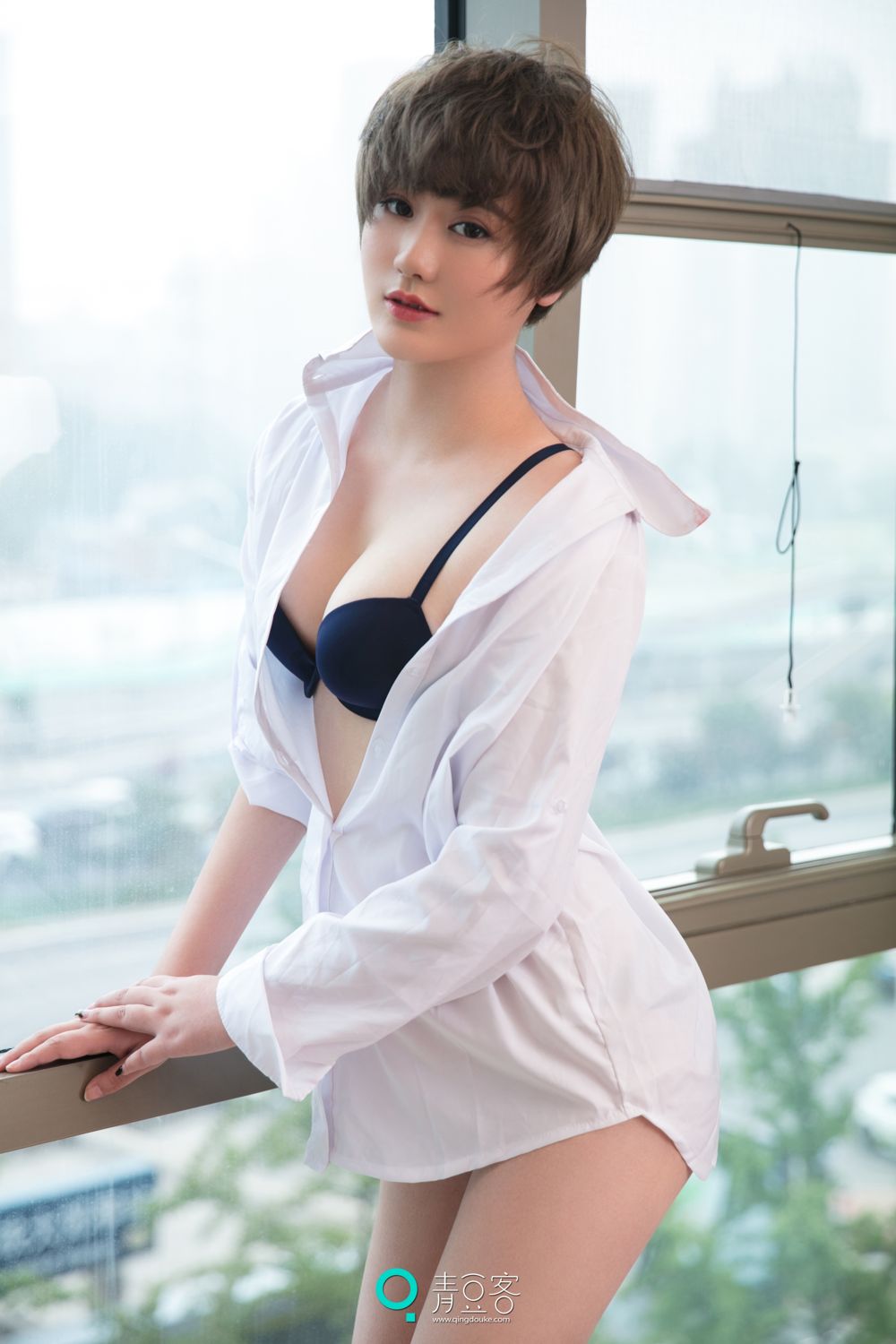 青豆短发美女瑶瑶 黑色吊带妩媚气质