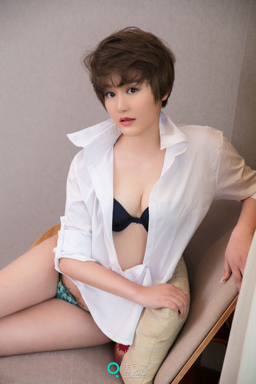 青豆短发美女瑶瑶 黑色吊带妩媚气质