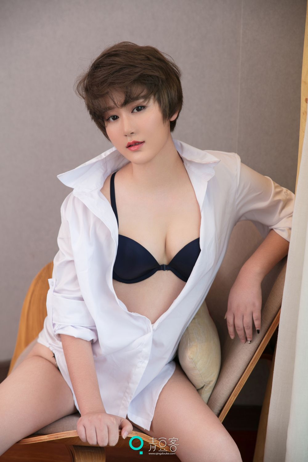 青豆短发美女瑶瑶 黑色吊带妩媚气质