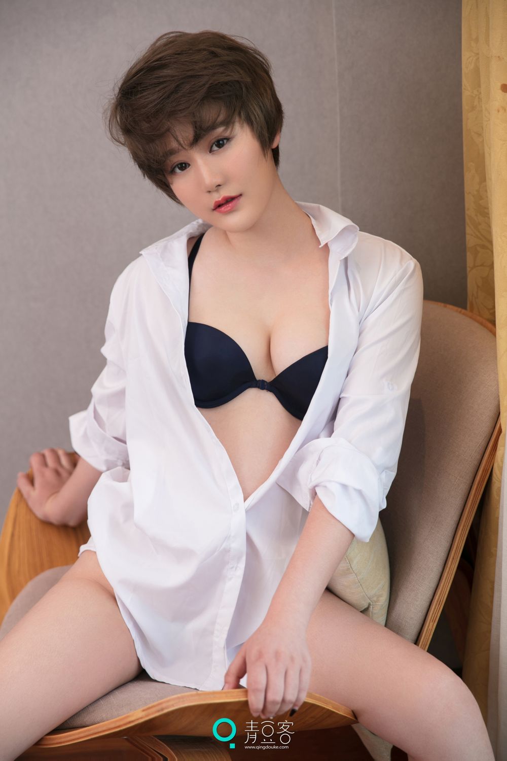 青豆短发美女瑶瑶 黑色吊带妩媚气质