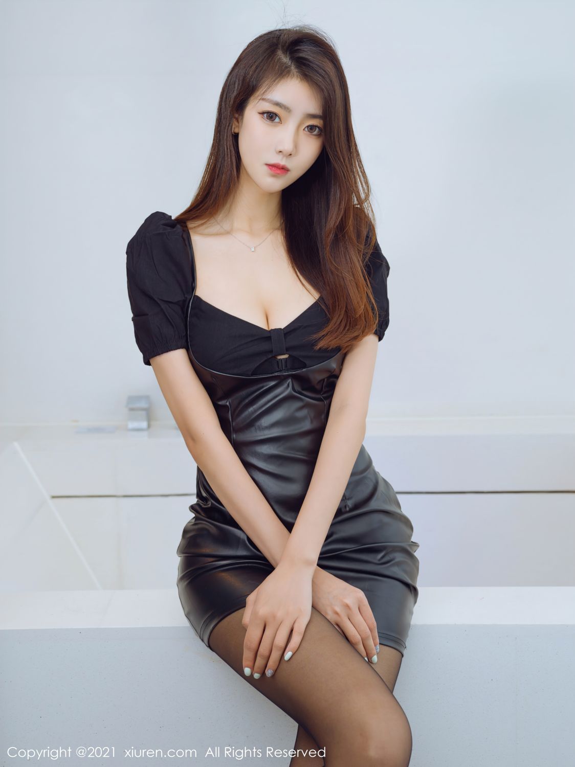 清纯美女可樂Vicky 皮裙与美腿YYDS