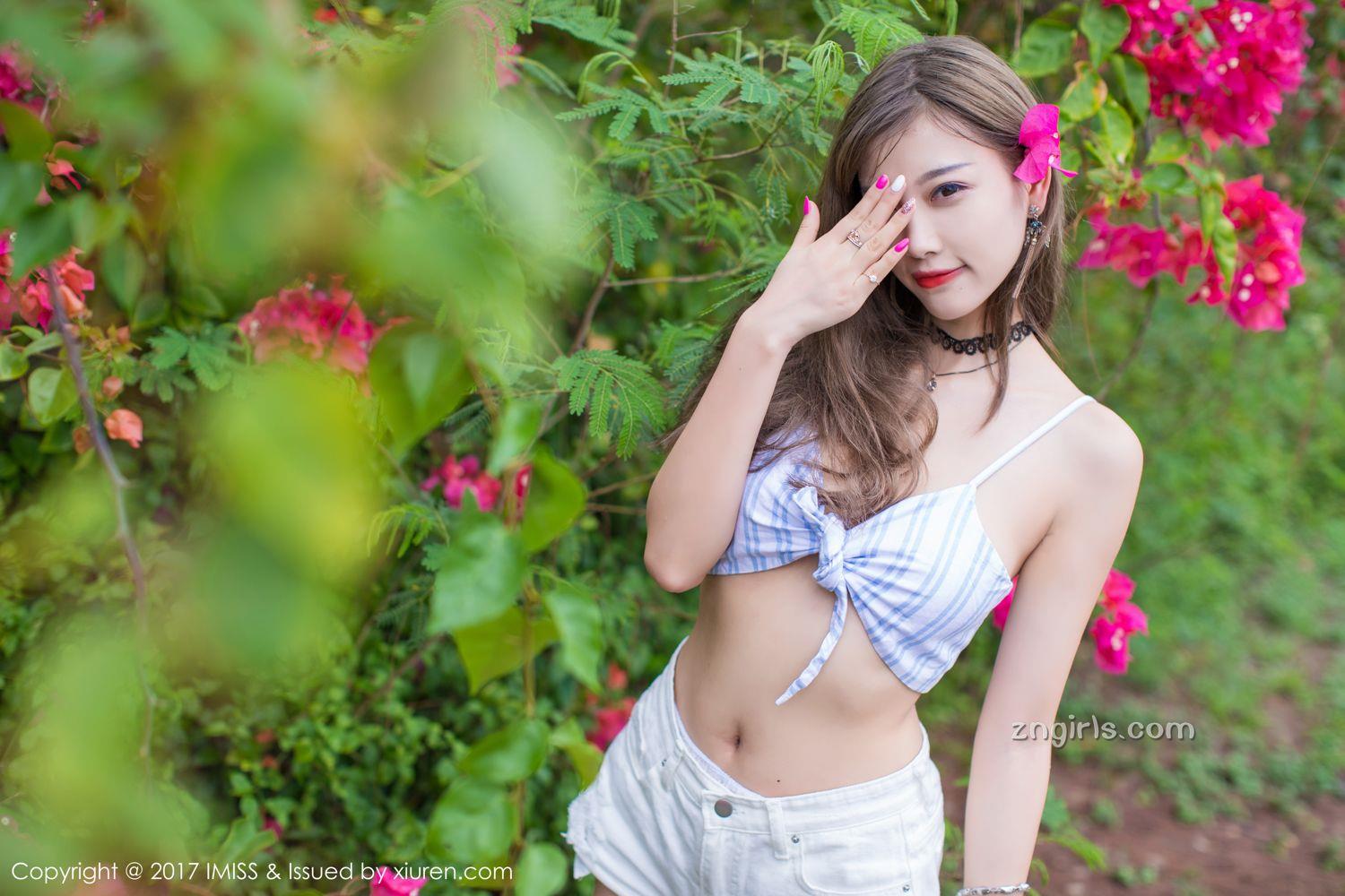 香车美人杨晨晨 红装蓝裤大秀美腿