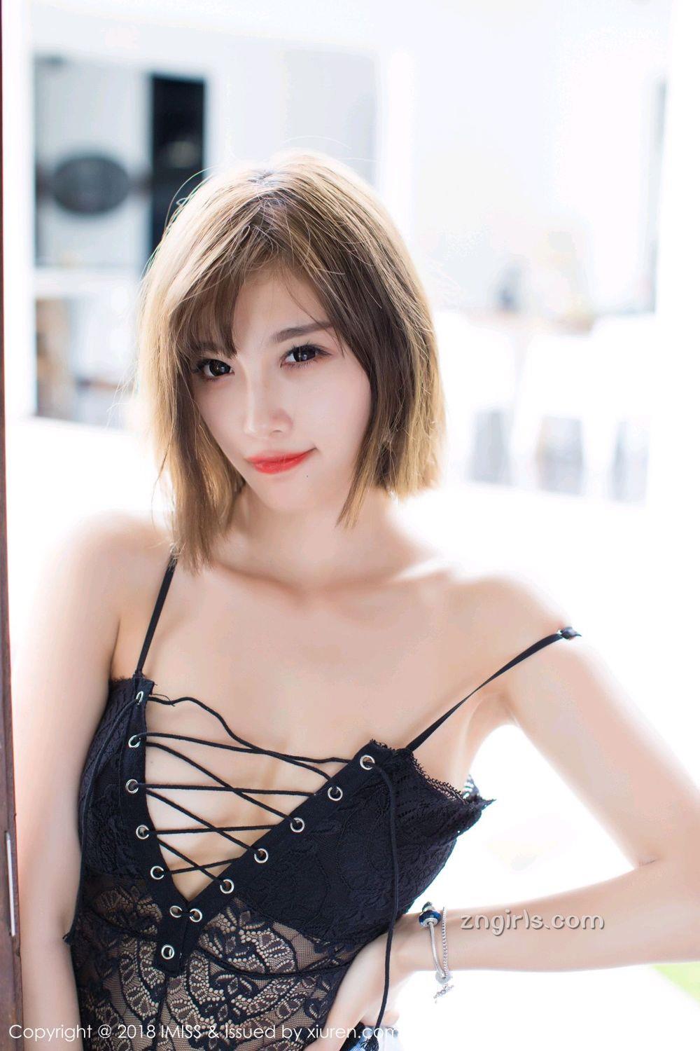 杨晨晨甲米旅拍 性感的牛仔短裤