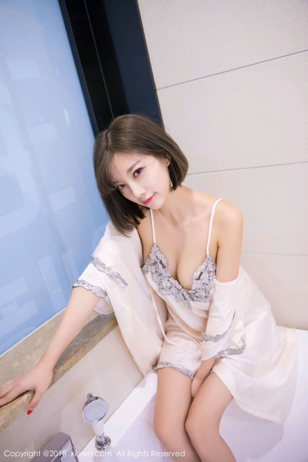 甜美女神杨晨晨sugar 白色吊裙缭姿镶银纹
