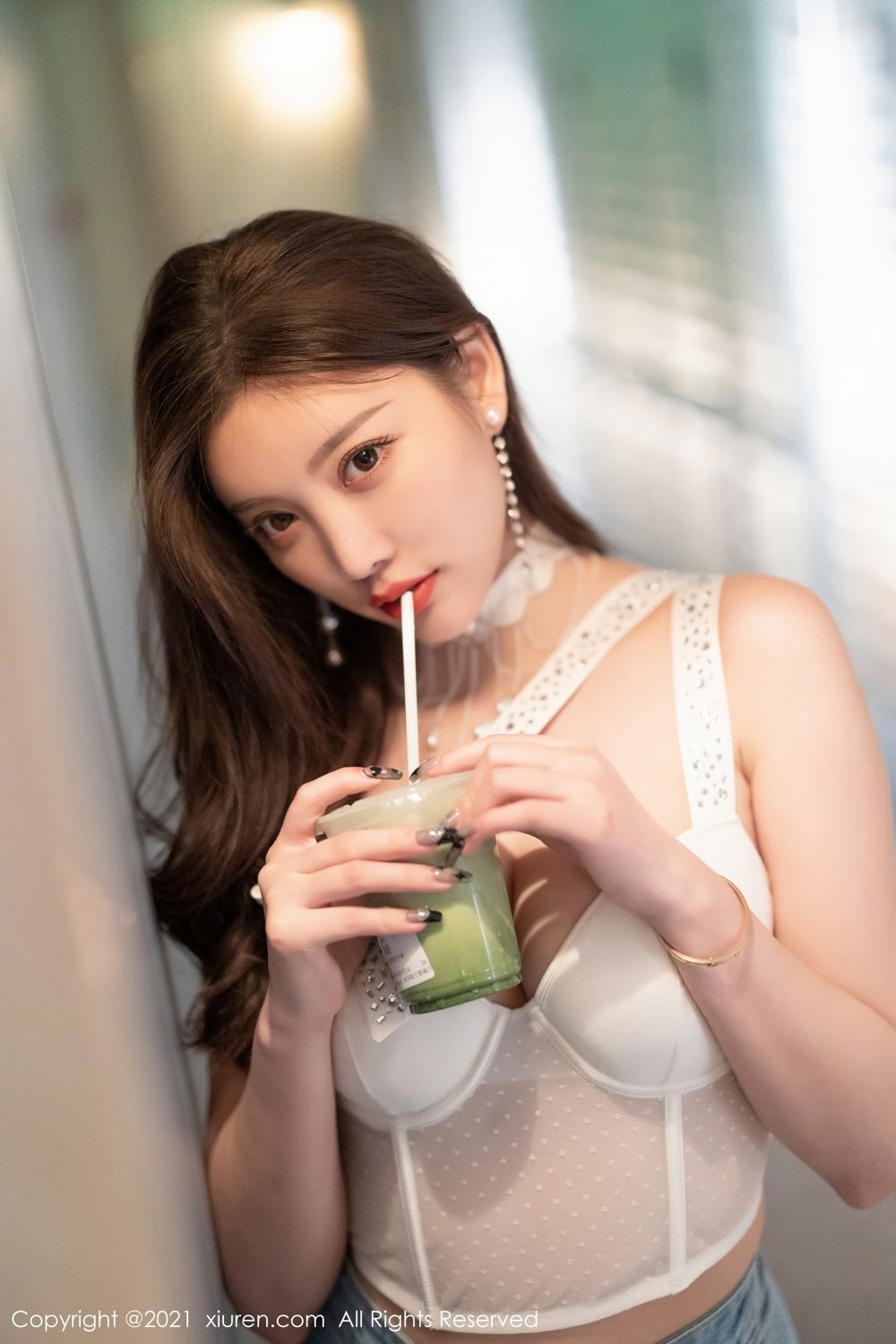 轻透迷人的杨晨晨 彰显完美绝伦身材