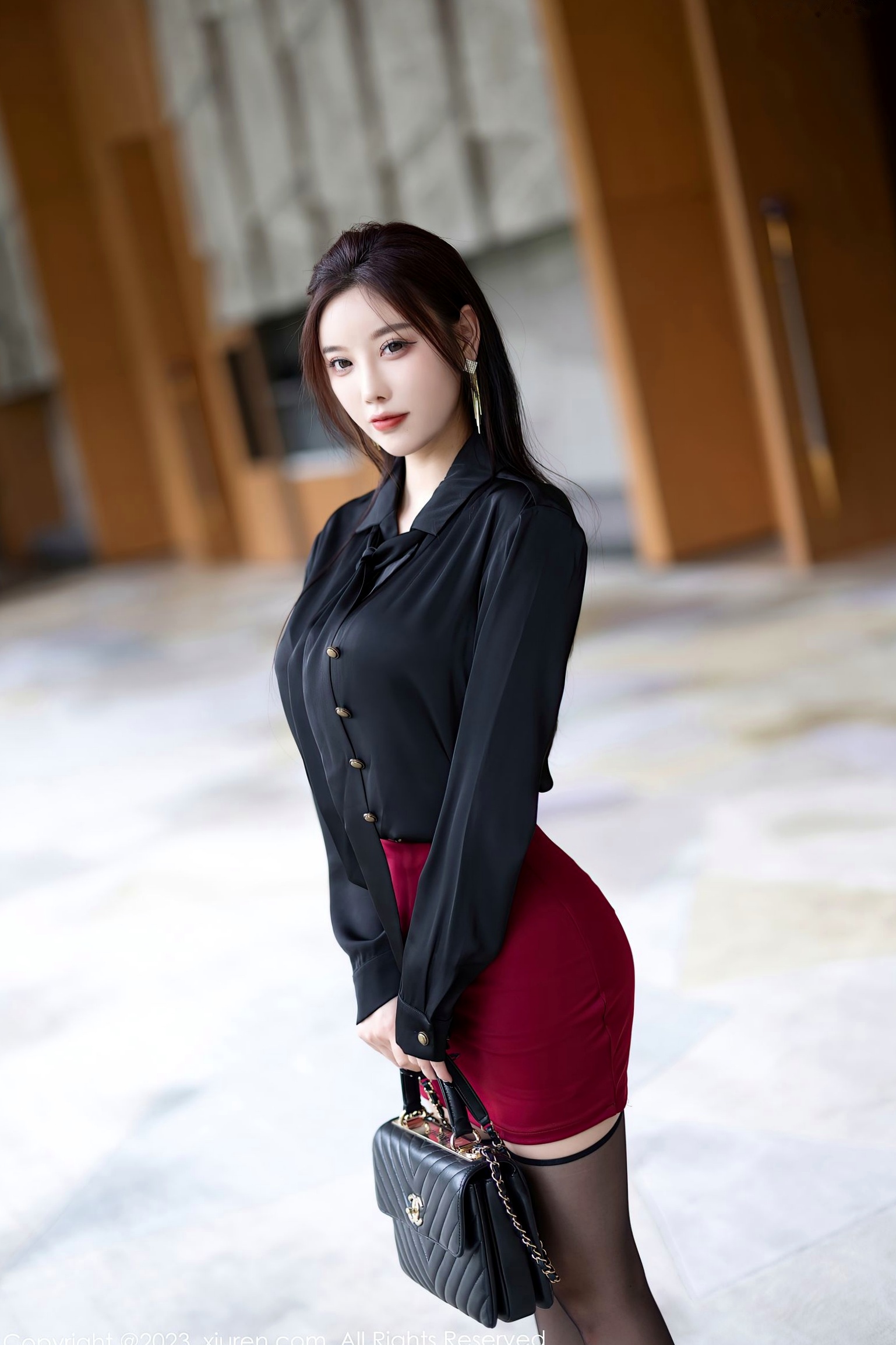 杨晨晨Yome秀人网写真:黑衣配红裙职业装制服诱惑,极致黑丝美腿勾勒曼妙身材,职场精英范女神写真