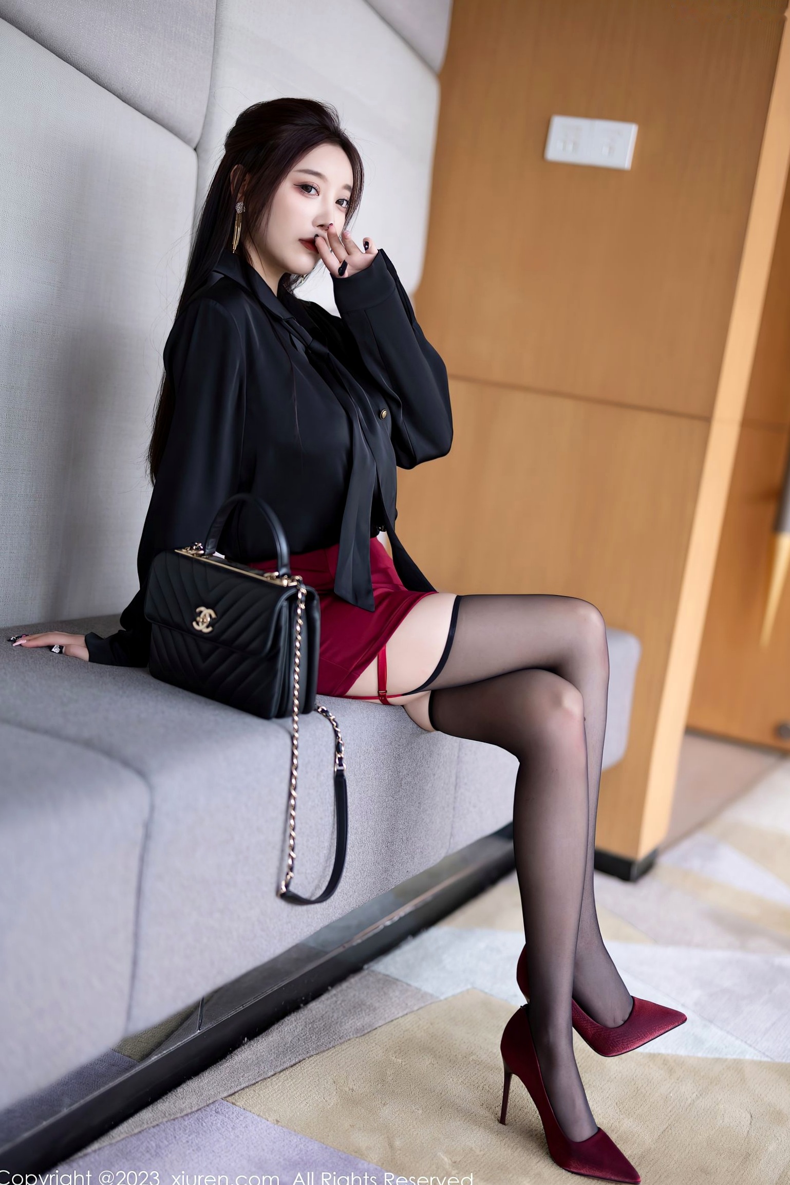 杨晨晨Yome秀人网写真:黑衣配红裙职业装制服诱惑,极致黑丝美腿勾勒曼妙身材,职场精英范女神写真